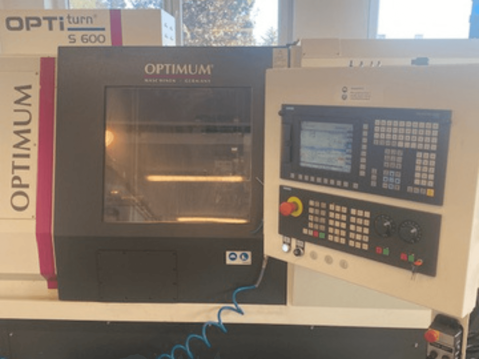 „Optimum OPTIturn S 600“ horizontalioji tekinimo staklė, vaizdas iš priekio, kuriame matomas valdymo pultas ir ekranas.