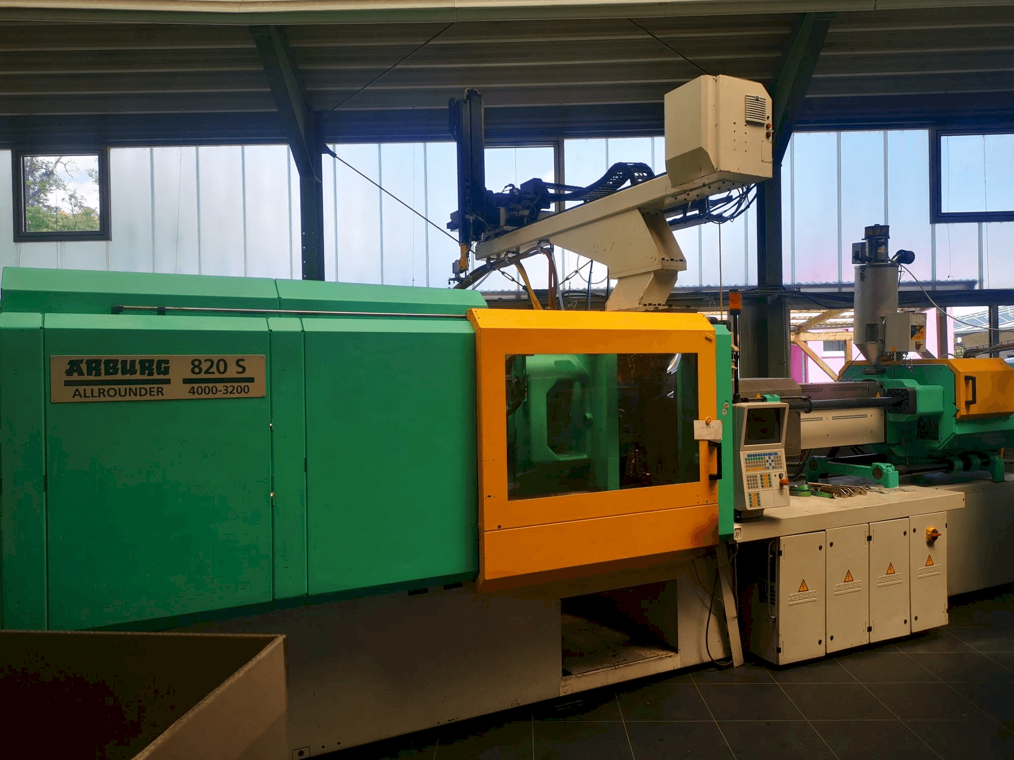 Arburg 820S 4000 / 3200 Mašinos vaizdas iš priekio