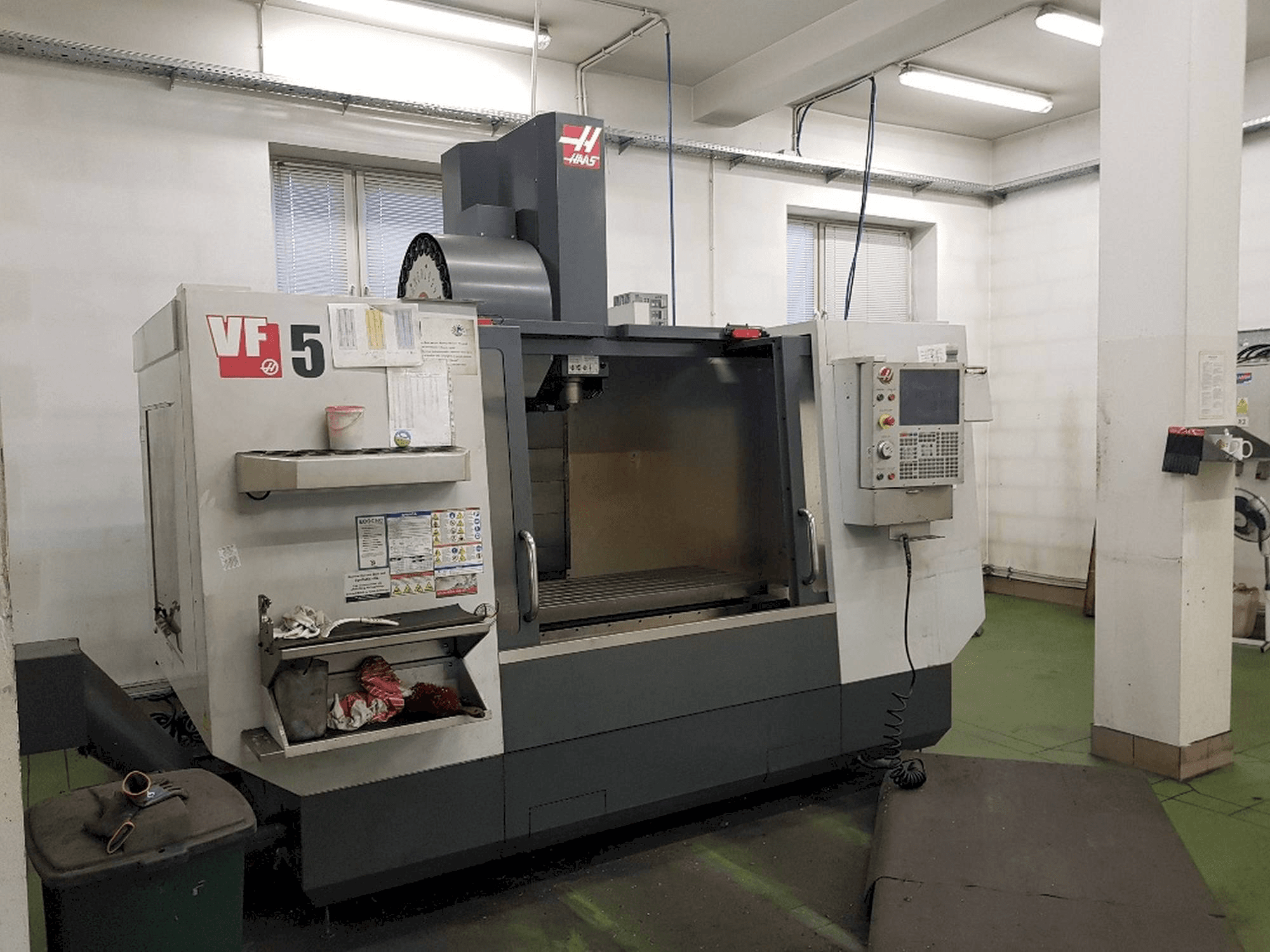 HAAS VF-5/40 Mašinos vaizdas iš priekio