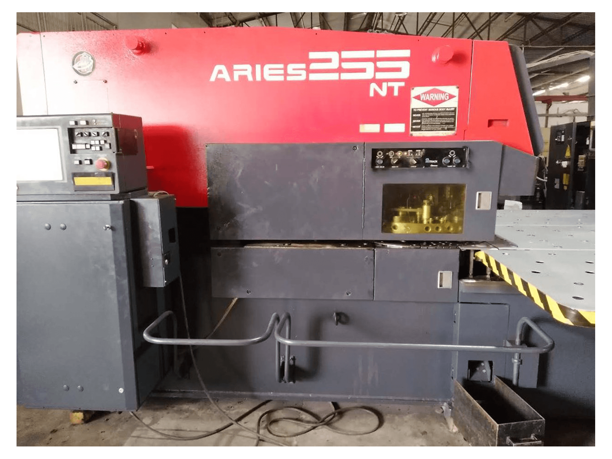 AMADA ARIES 255NT Mašinos vaizdas iš priekio