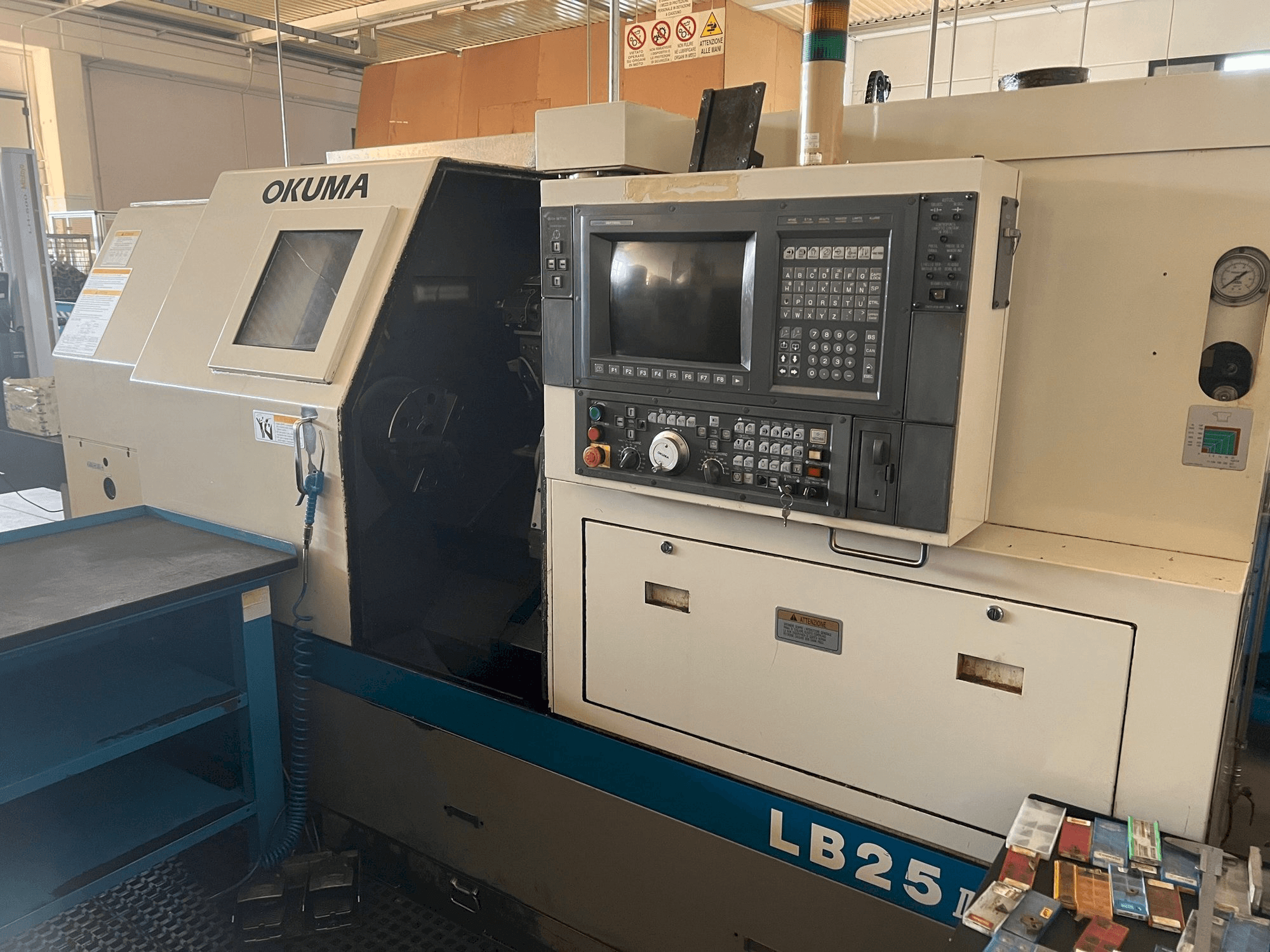 Okuma LB 25 II Mašinos vaizdas iš priekio