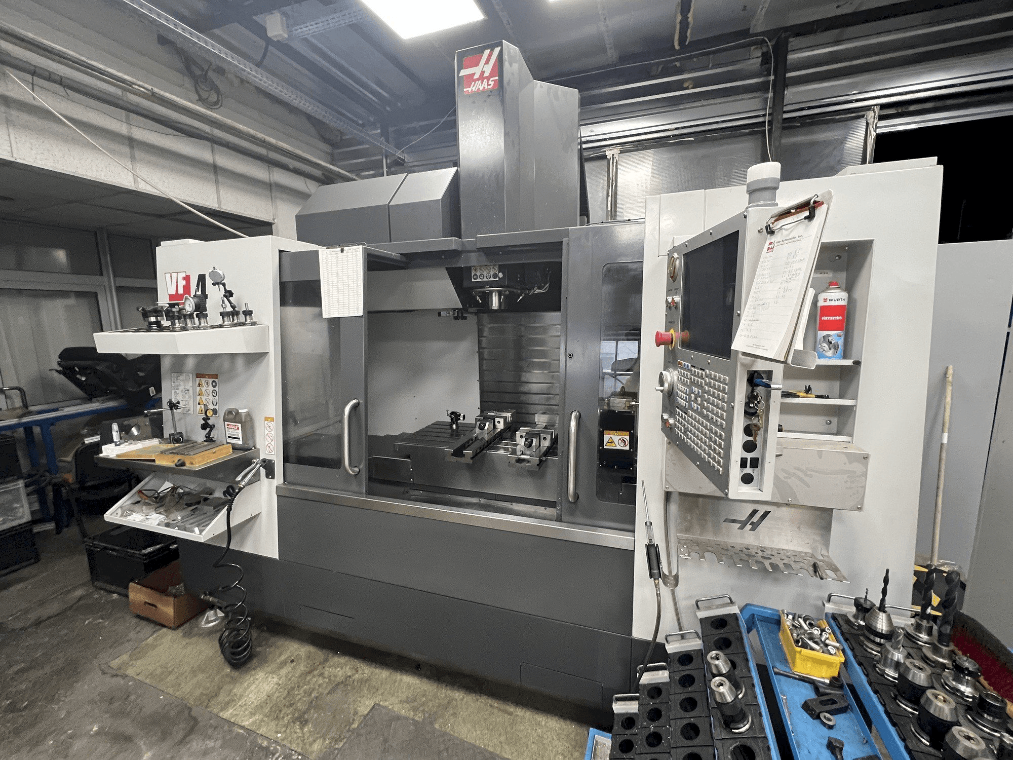 HAAS VF-4 Mašinos vaizdas iš priekio