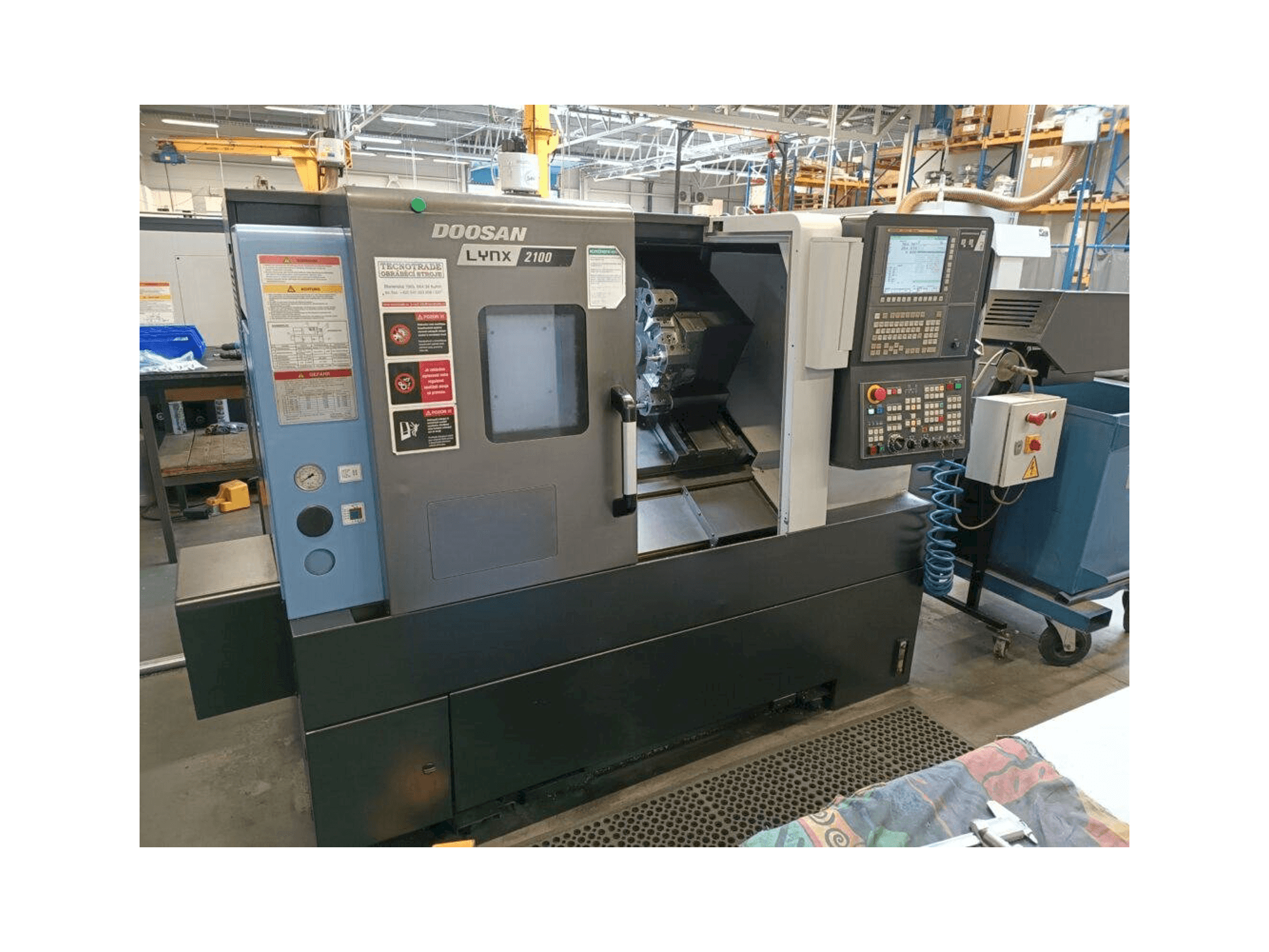 DOOSAN Lynx 2100A Mašinos vaizdas iš priekio