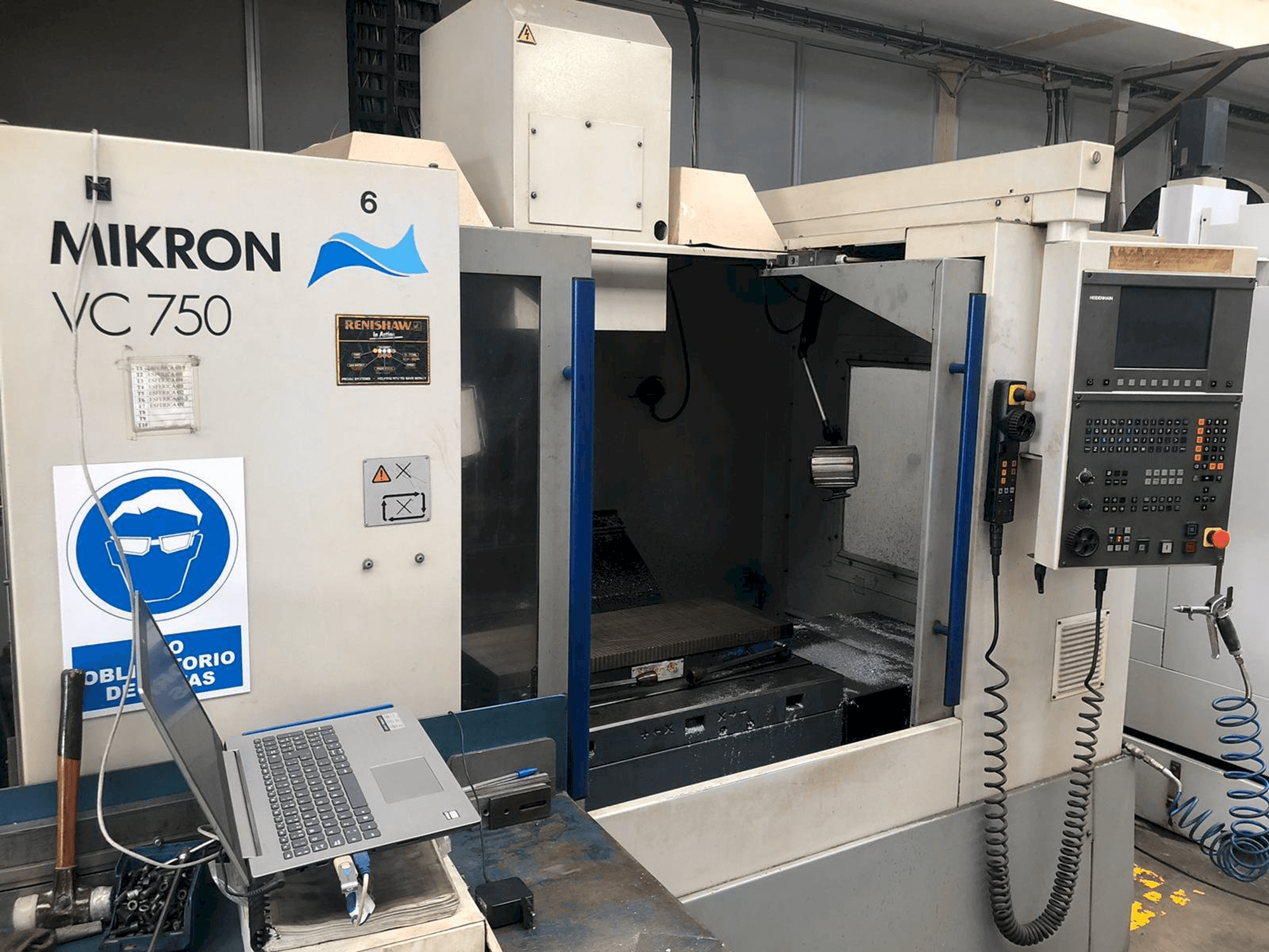 MIKRON VC 750 Mašinos vaizdas iš priekio