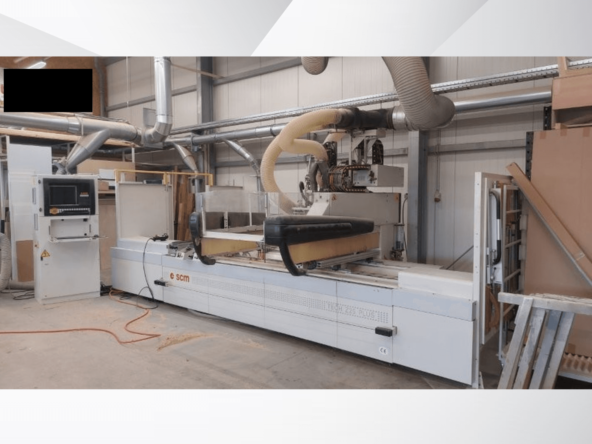 CNC apdirbimo centras SCM TECH Z25 PLUS H-R4 dirbtuvėse, priekinis vaizdas, kuriame matomas valdymo skydelis ir dulkių ištraukimo sistema.