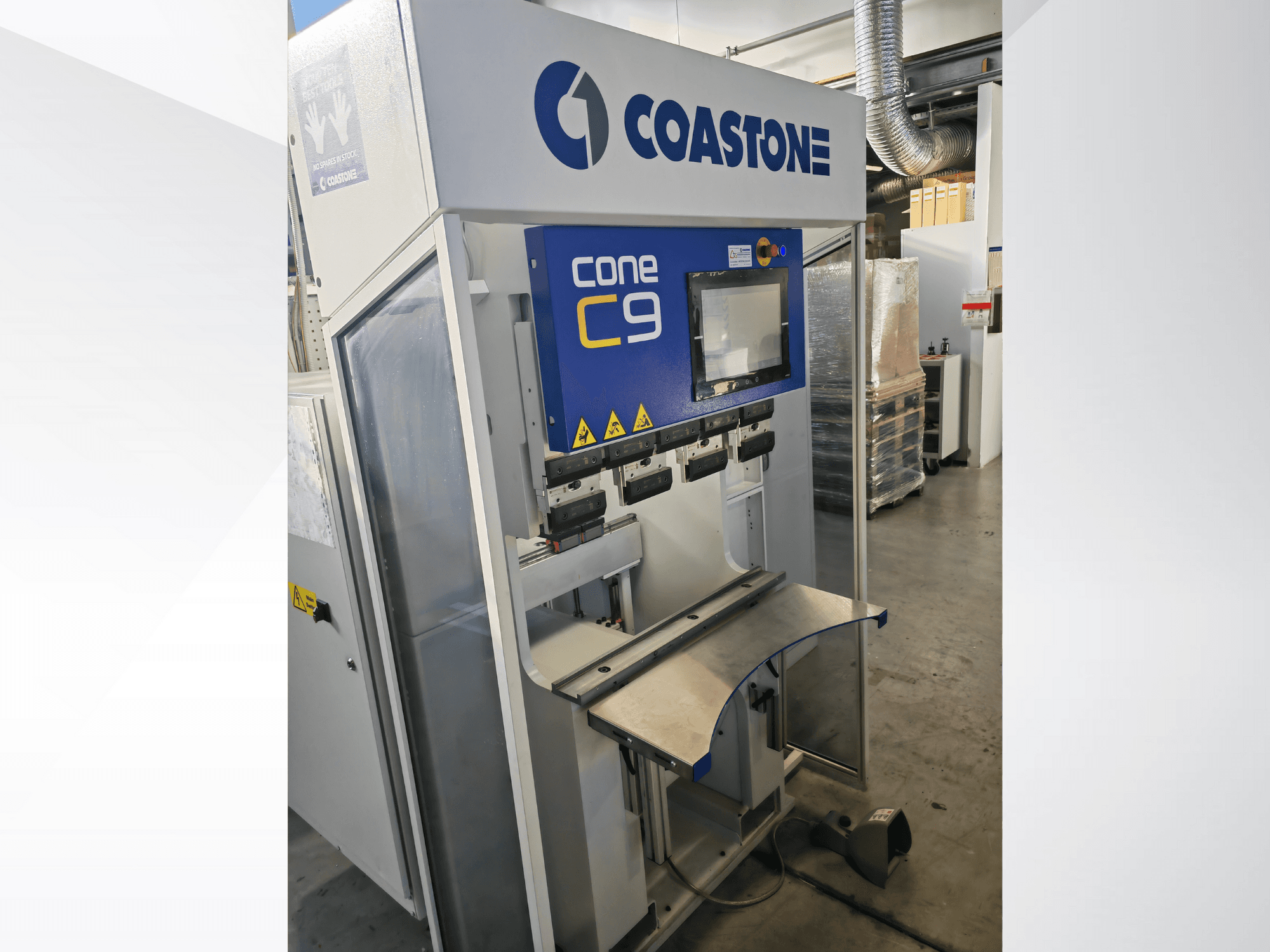 "Coastone Cone C9" mašina iš priekio, su valdymo skydeliu ir nerūdijančio plieno darbiniu paviršiumi.