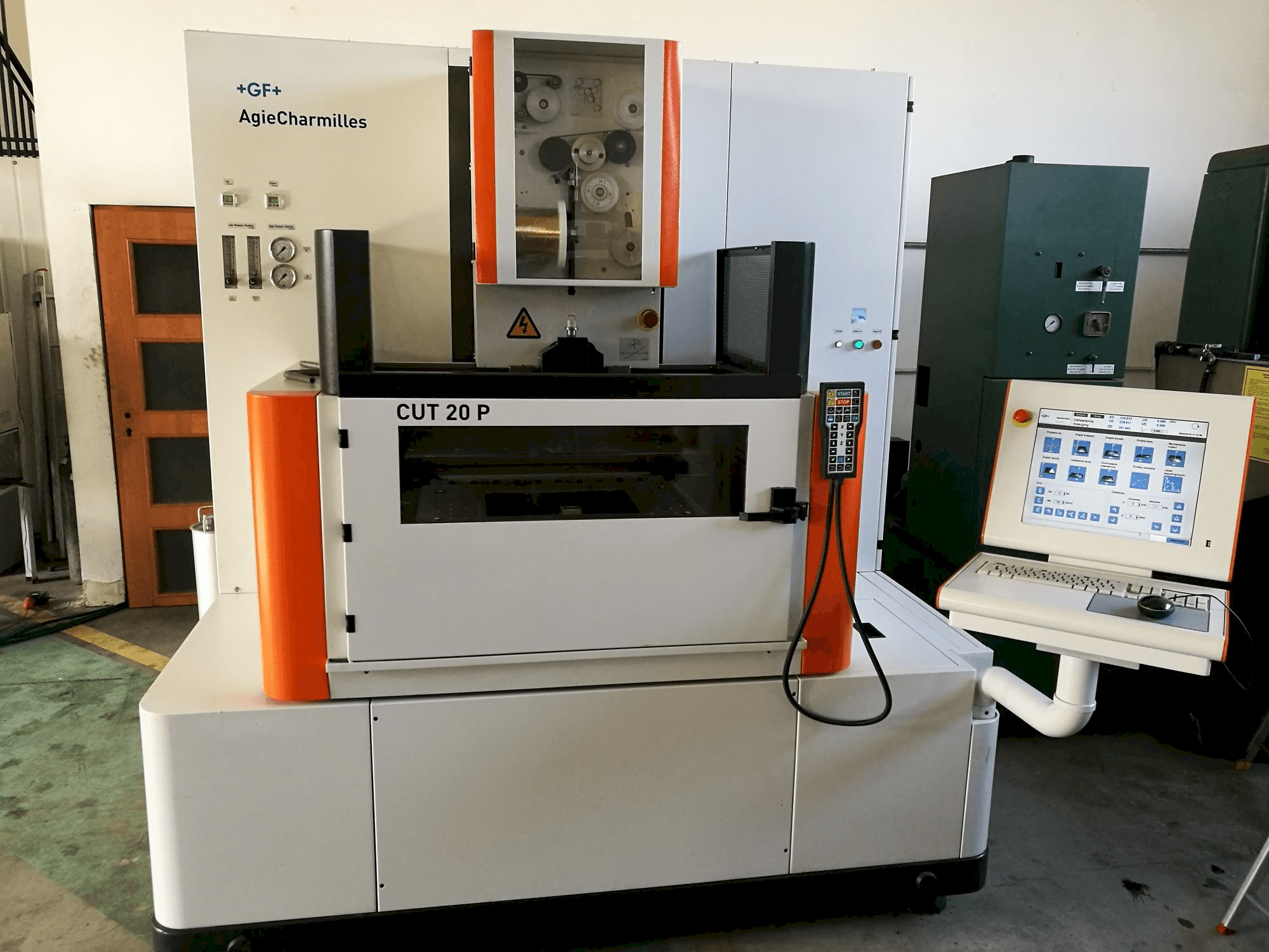 AgieCharmilles CUT 20 P Mašinos vaizdas iš priekio