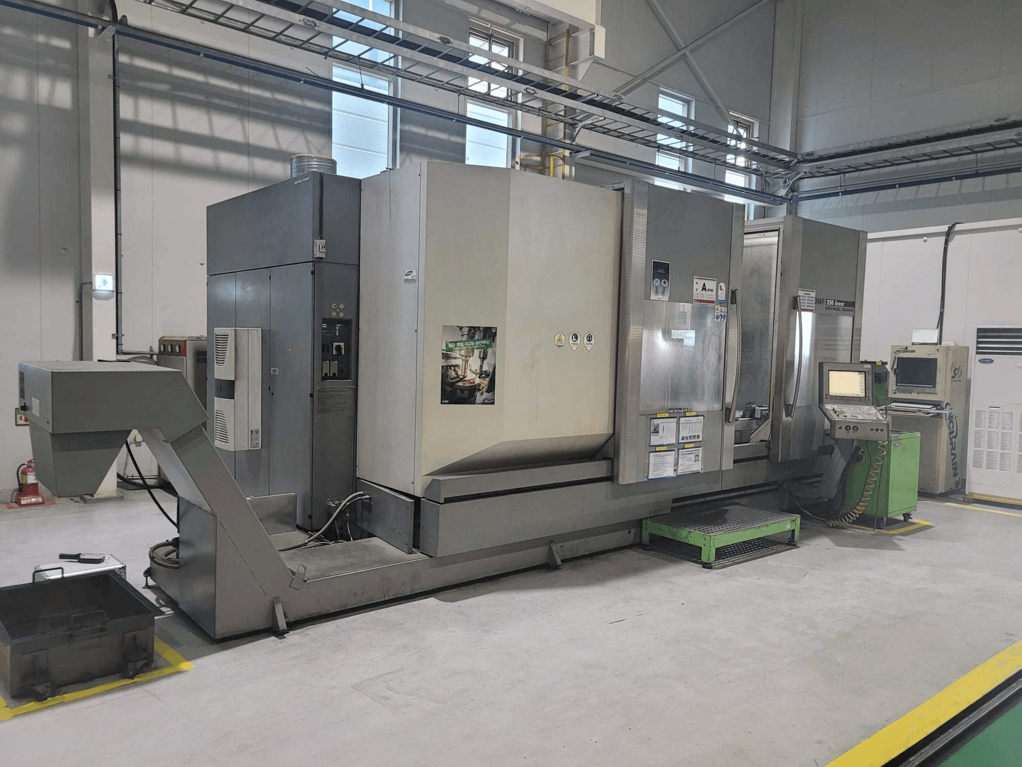 DECKEL MAHO DMF 250 linear Mašinos vaizdas iš kairės pusės