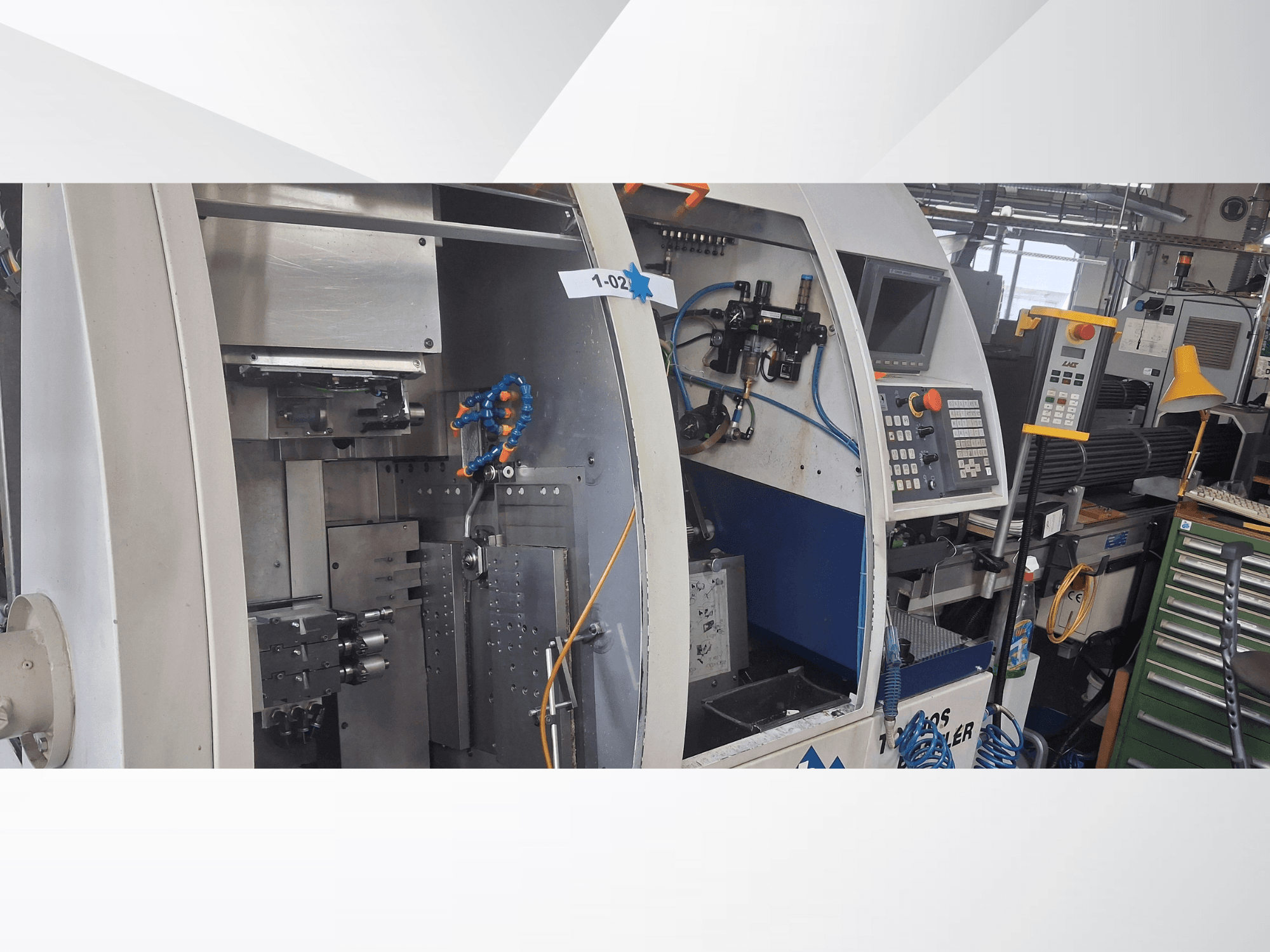 Šveicariško tipo tekinimo staklės TORNOS DECO 2000-10, priekinis vaizdas, kuriame matyti valdymo skydelis, sukimosi mechanizmas ir vidiniai nustatymai.