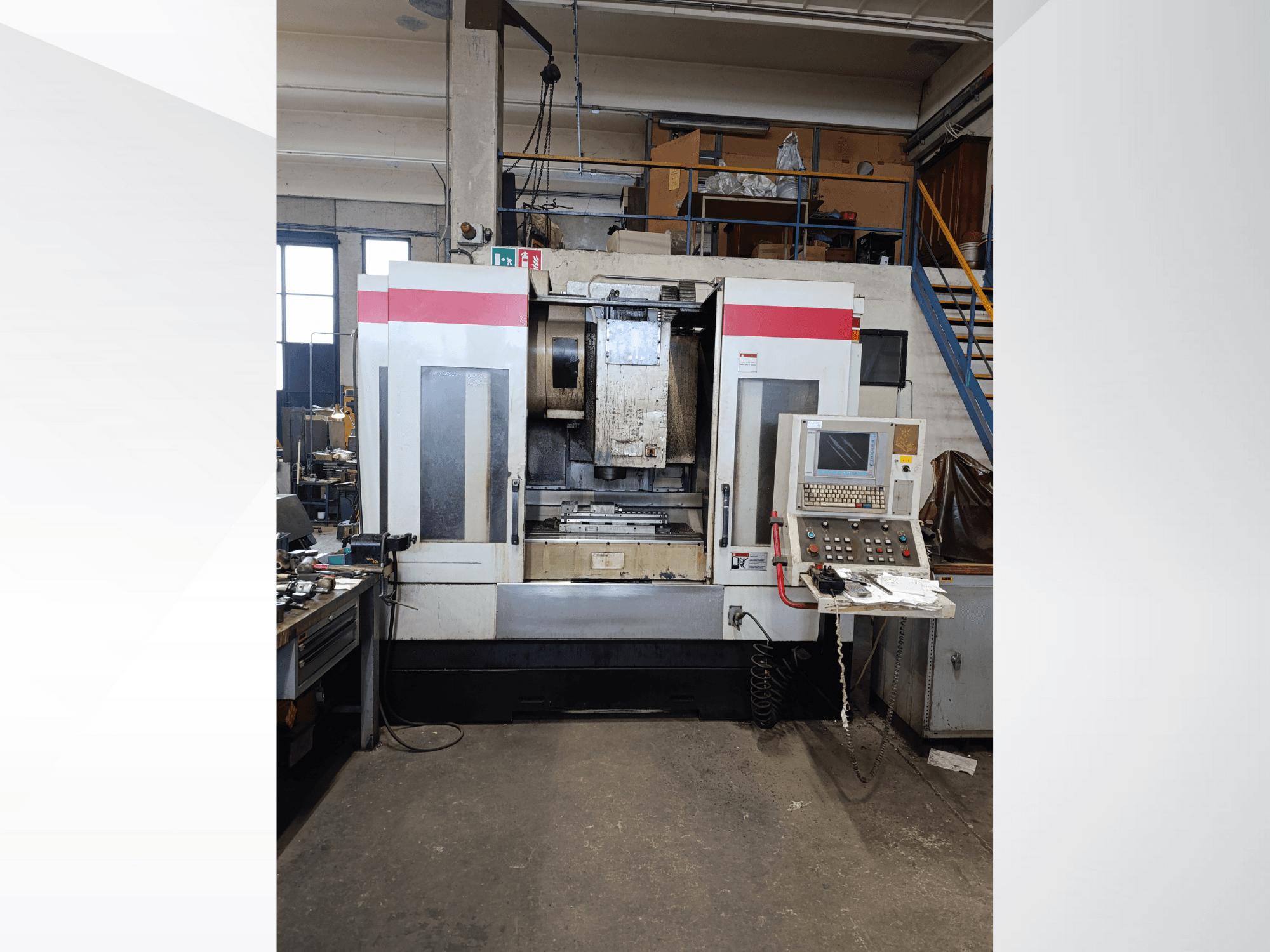CNC staklės su valdymo skydeliu ir darbine sąsaja, vaizdas iš priekio. Prekės ženklo ir modelio nematyti; detalės apima valdymo mygtukus ir ekraną.