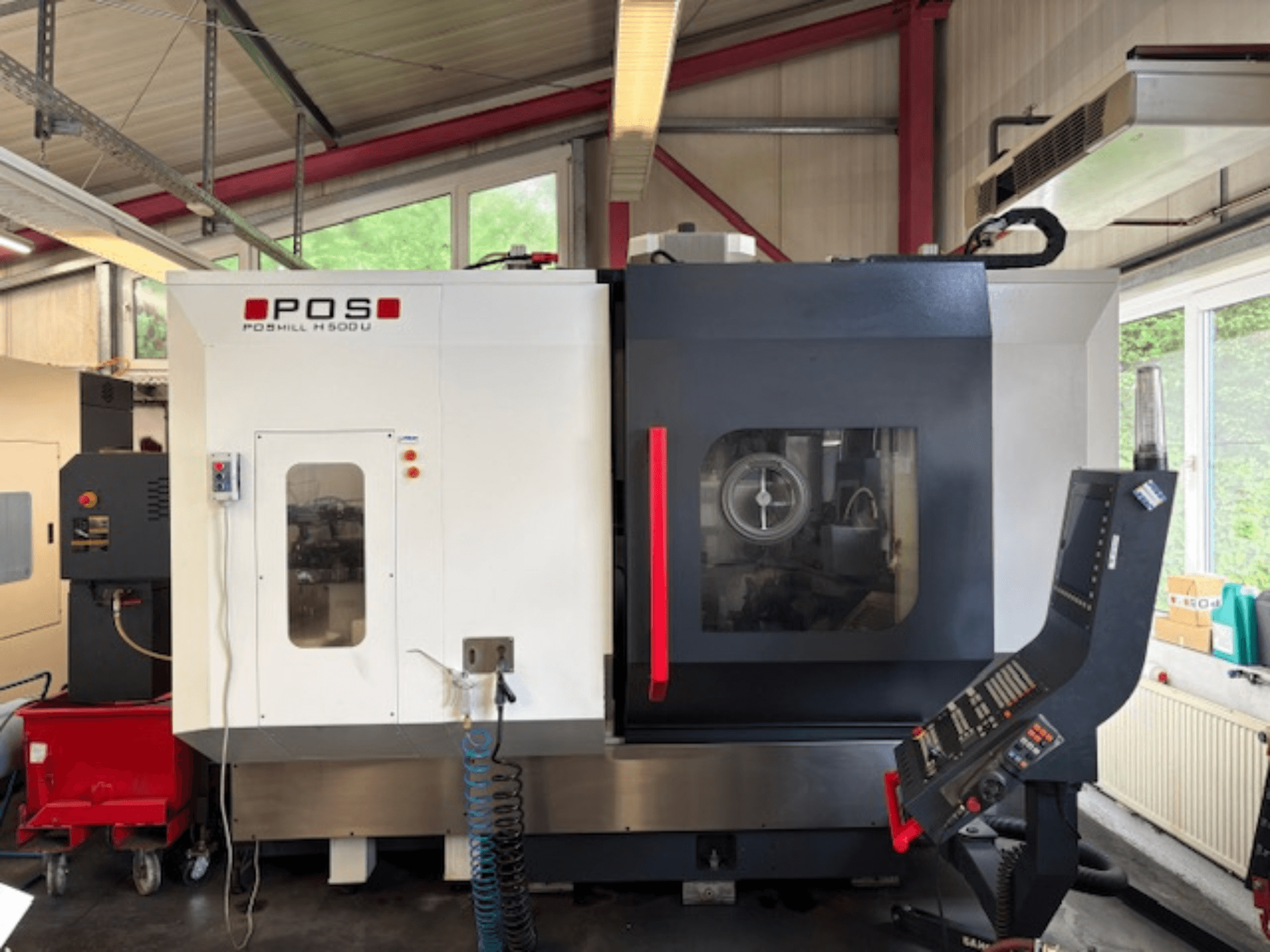 POS POMILL H500 U frezavimo staklės, žiūrint iš priekio, su valdymo skydeliu ir operaciniu langu.