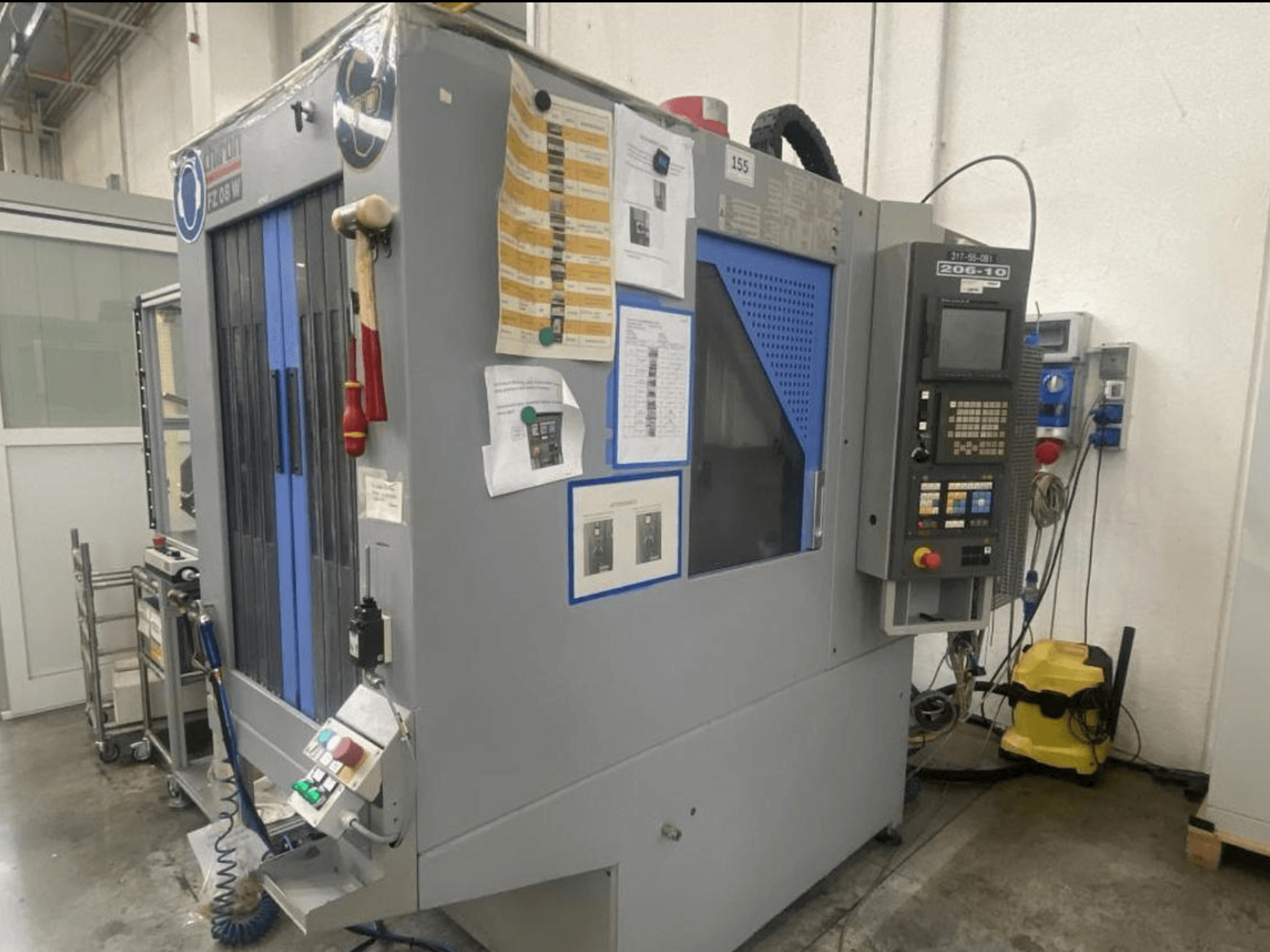 Shin Lin CNC staklės, vaizdas iš priekio, valdymo skydelis, valdymo mygtukai ir saugos instrukcijos.