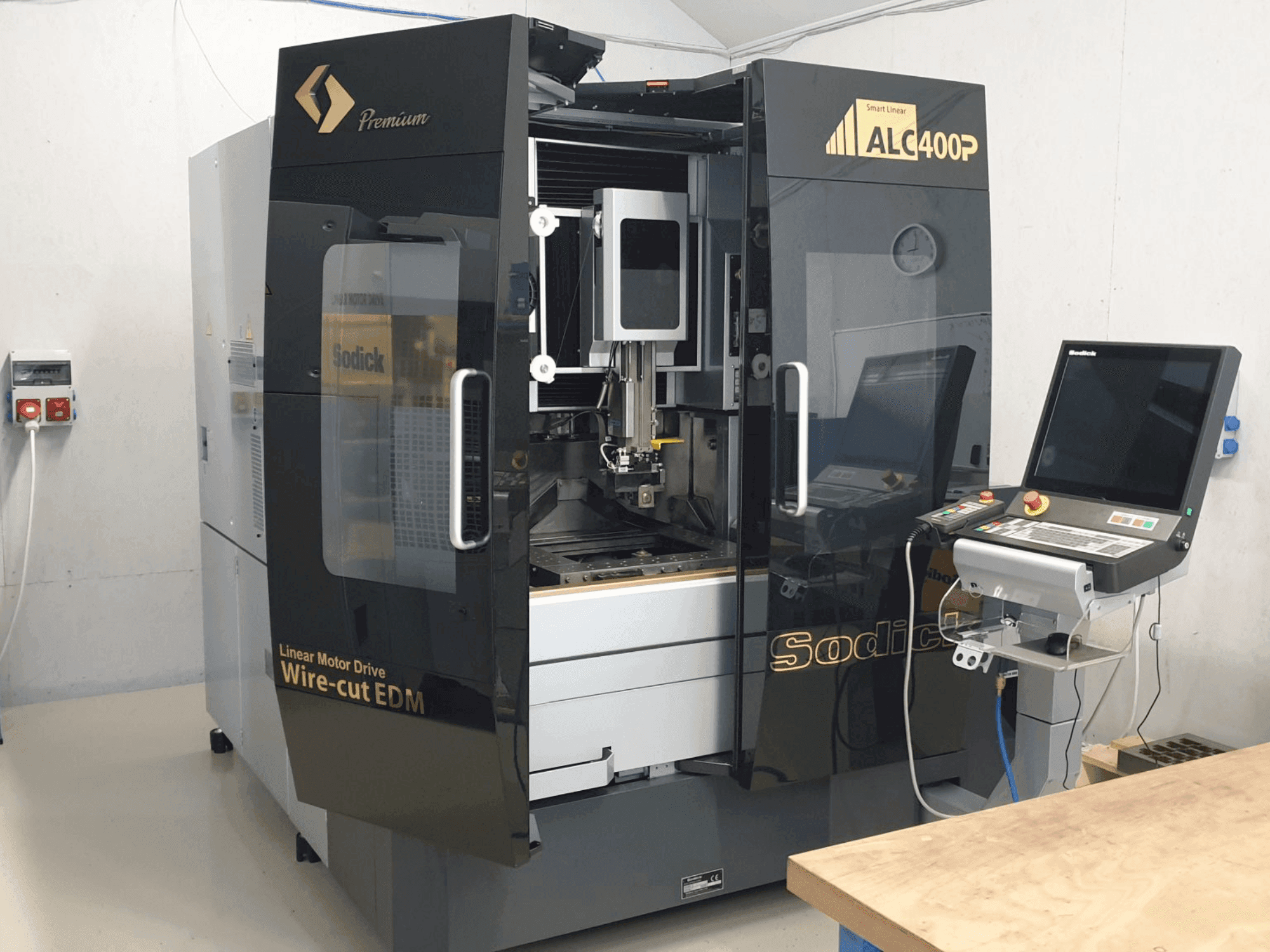 Sodick SODICK ALC400P Mašinos vaizdas iš priekio