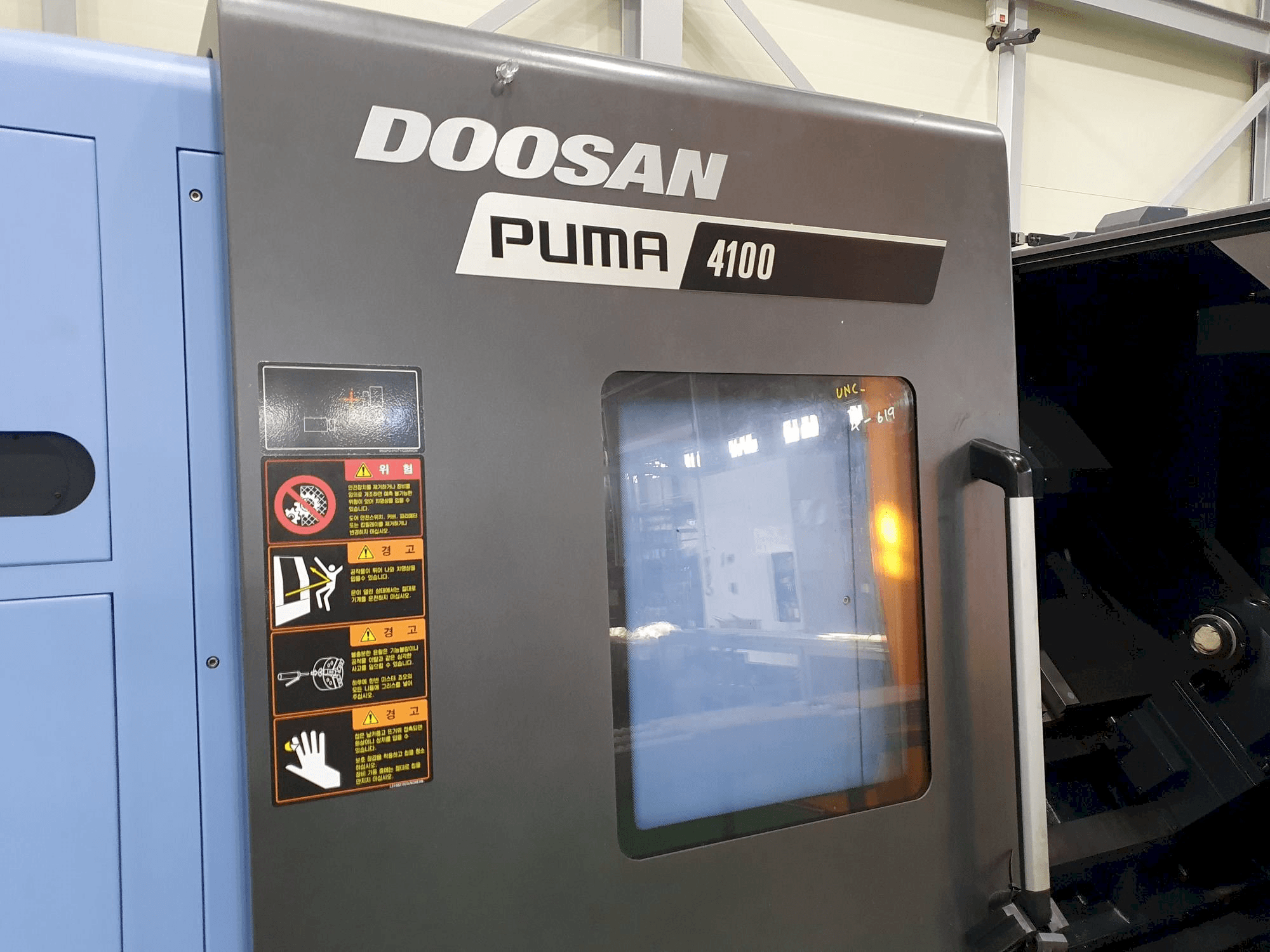 Doosan PUMA 4100B Mašinos vaizdas iš priekio