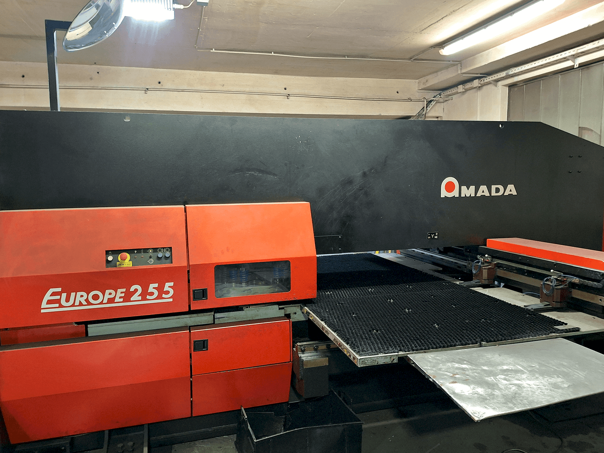 AMADA EUROPE 255 CNC Mašinos vaizdas iš priekio