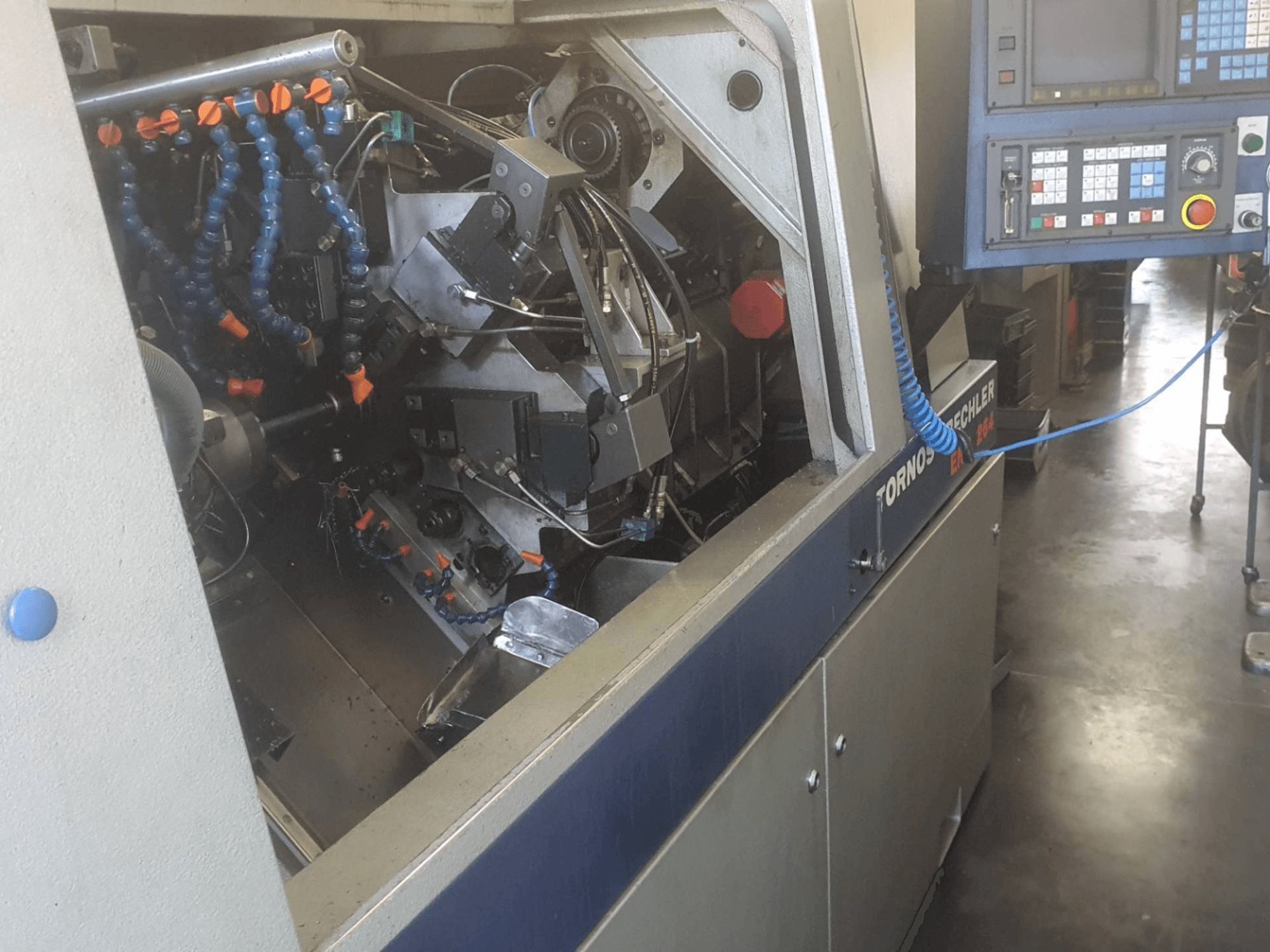 Tornos-Bechler ENC 264 Mašinos vaizdas iš priekio