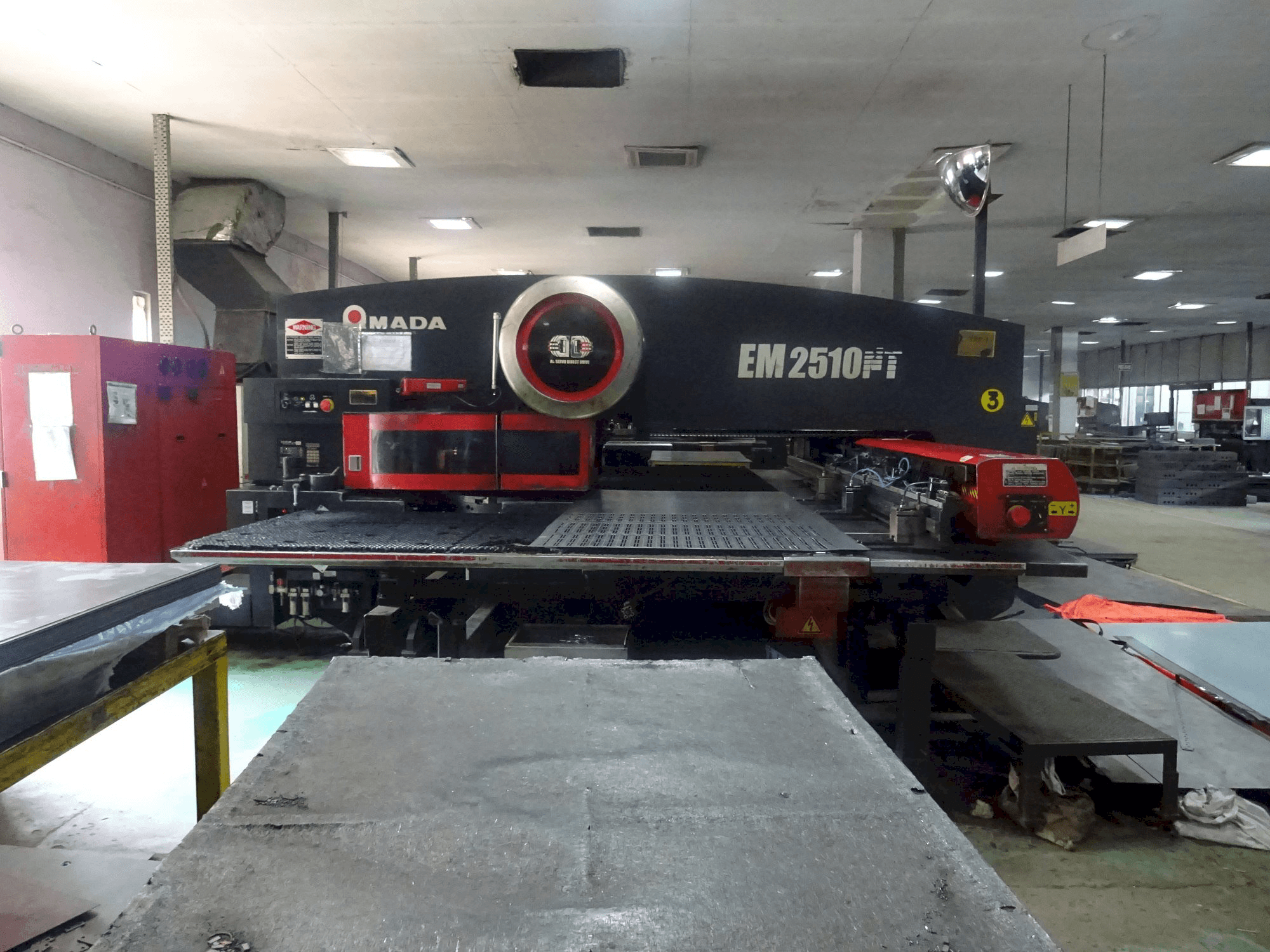 AMADA EM 2510 NT Mašinos vaizdas iš priekio