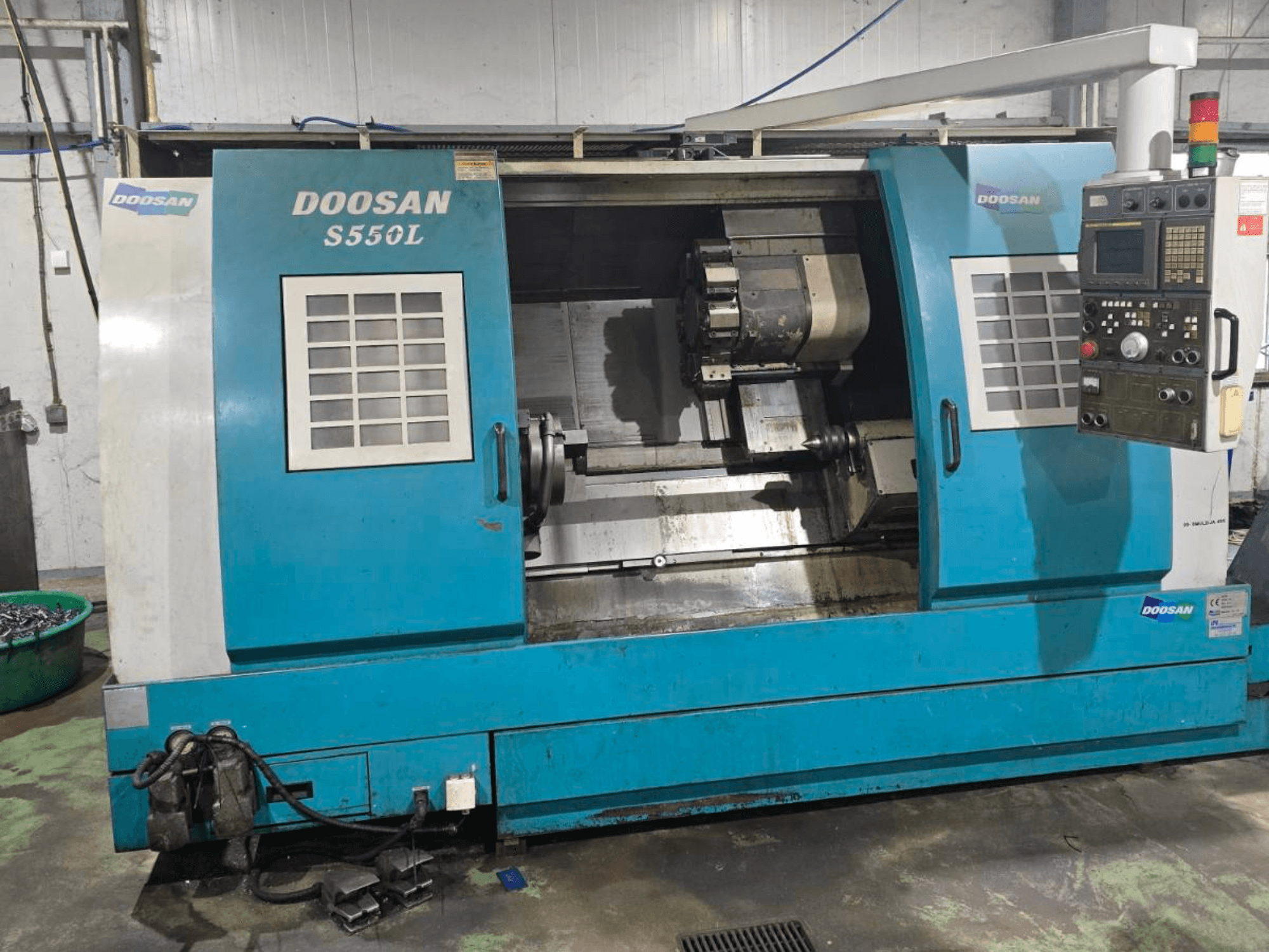 DOOSAN S550L horizontalios tekinimo staklės iš šono, su valdymo pultu ir tekinimo lova, idealiai tinkančios tiksliam apdirbimui.