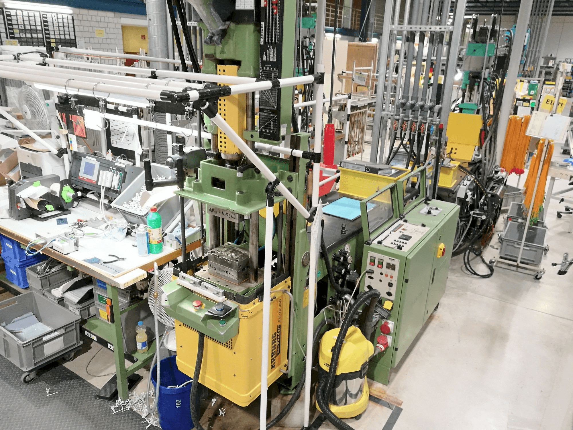 Arburg 221-75-350 Mašinos vaizdas iš priekio