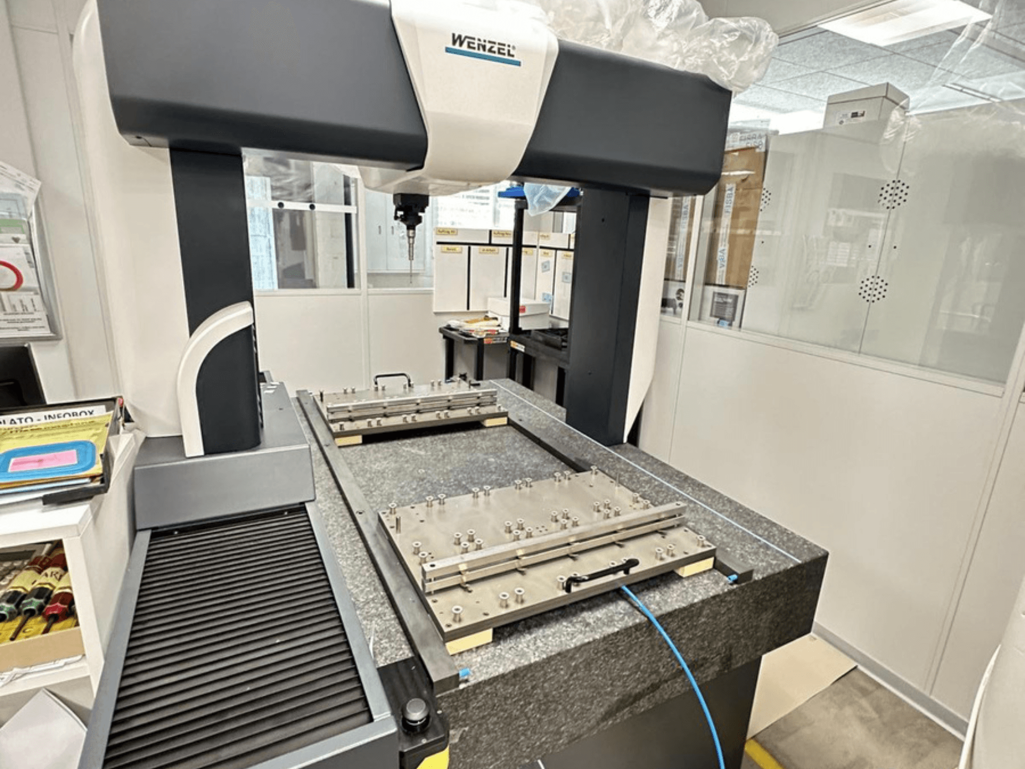 „Wenzel LH 65 CMM“ laboratorijoje: matyti granito pagrindas su reguliuojama matavimo platforma ir viršutine svirtimi.