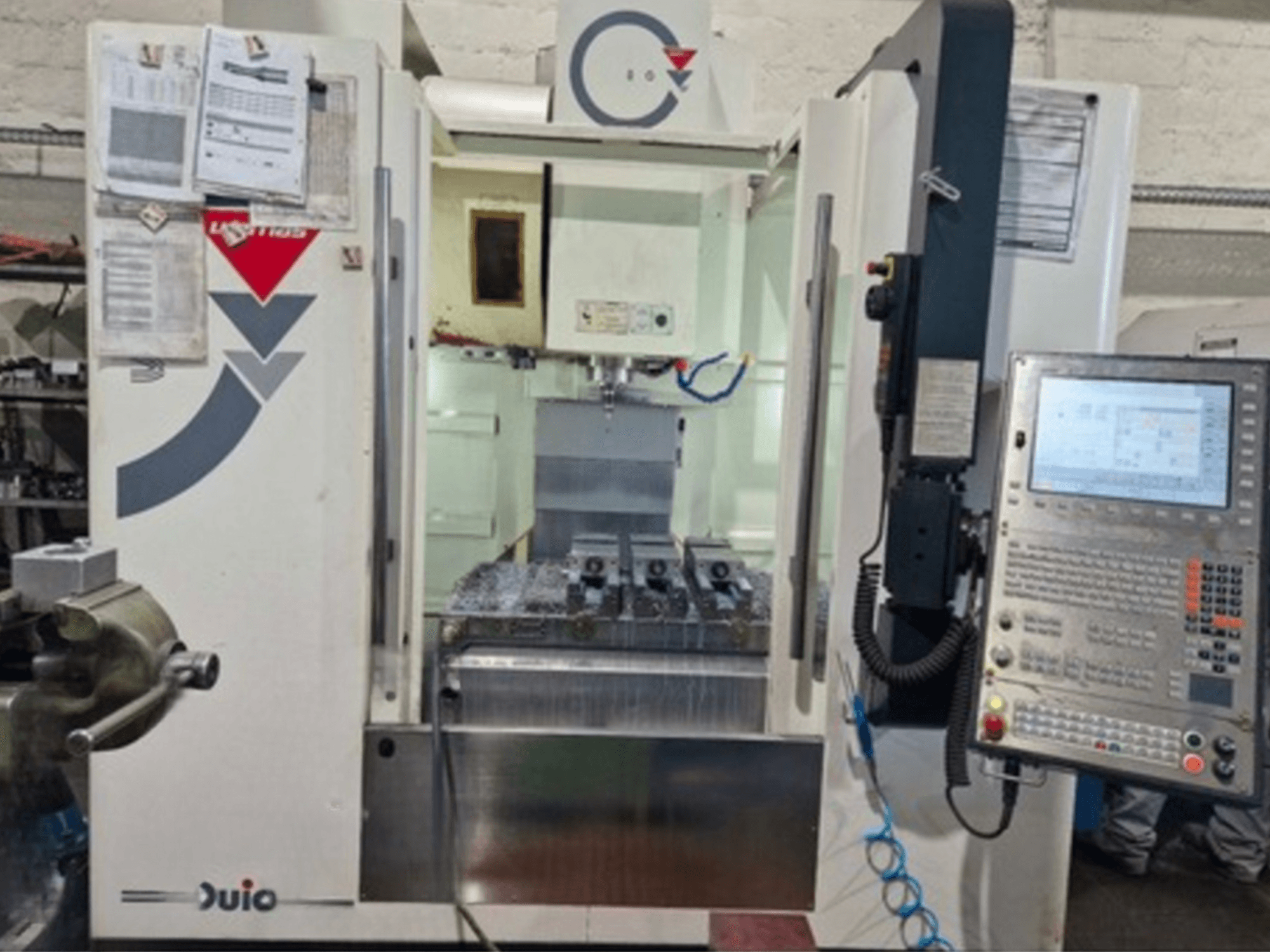 Vertikalaus apdirbimo centro WEMAS VZ 860 su valdymo skydeliu ir CNC sąsaja bei pridėtais dokumentais vaizdas iš priekio.