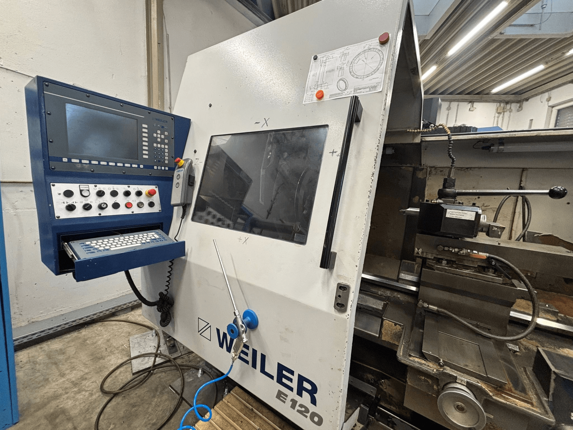 Weiler E-120 CNC staklių valdymo skydelis ir sąsaja, priekinis vaizdas su matomais mygtukais, ekranas ir valdymo komponentai.