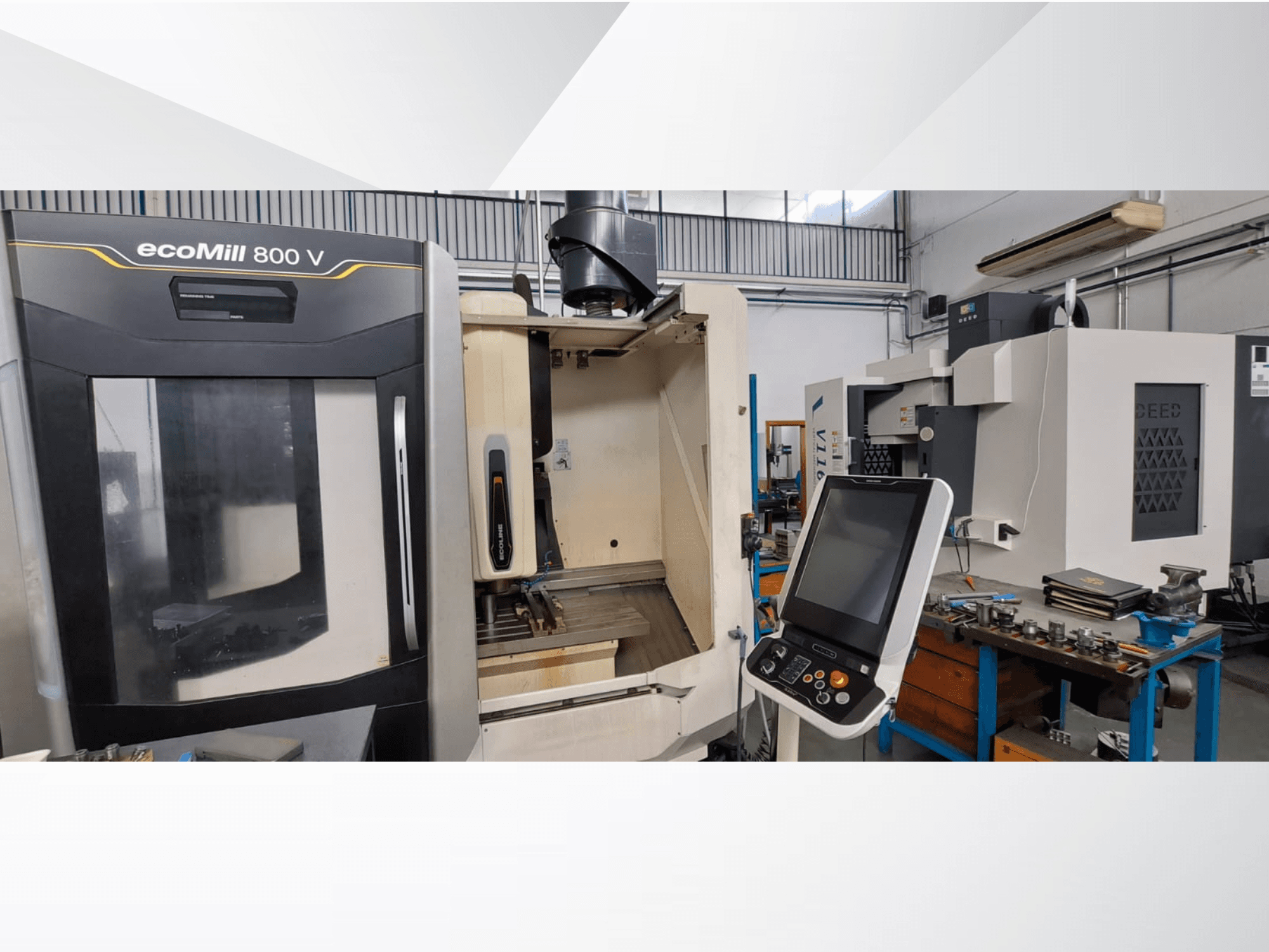 Vertikalaus apdirbimo centro "DMG ecoMill 800V" su valdymo pultu ir atvira apdirbimo zona vaizdas iš priekio.