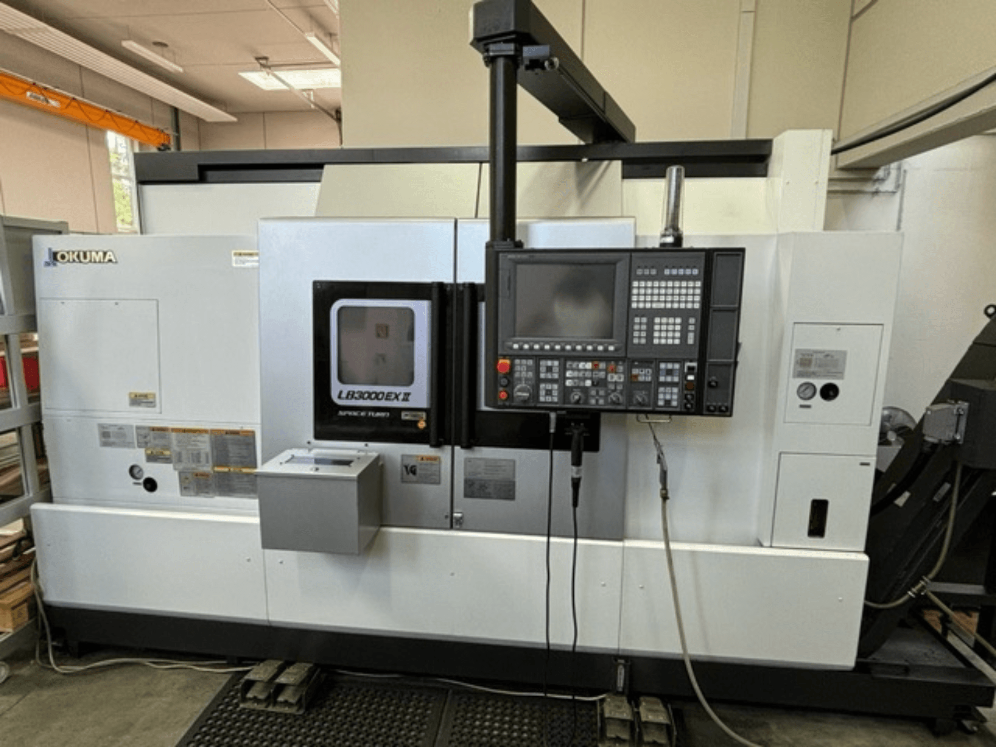 Okuma LB 3000 EXII horizontalios tekinimo staklės, priekinis vaizdas, kuriame matomas valdymo skydelis ir veikimo funkcijos.