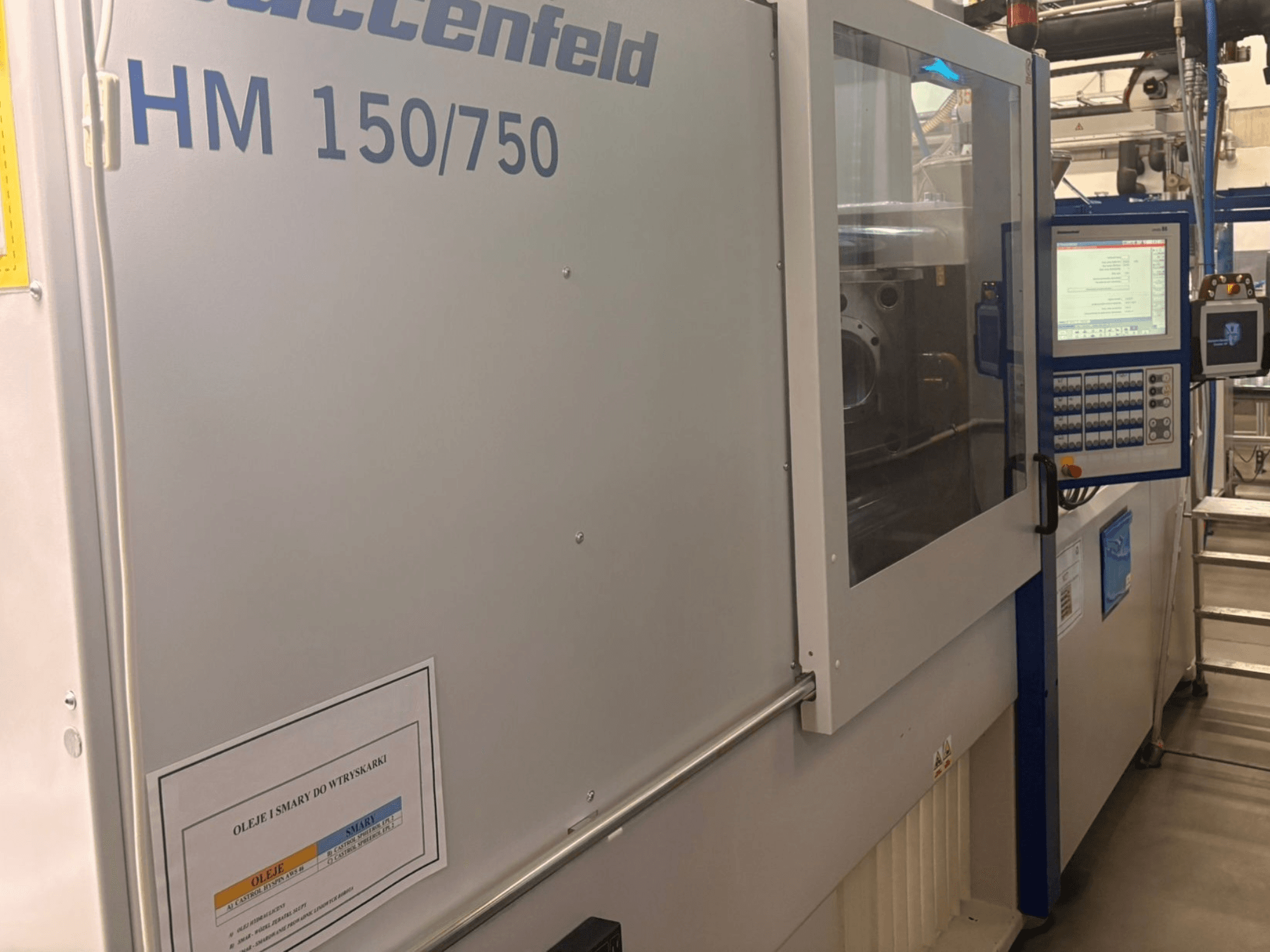 Hoffer Maschinenbau HM 150/750 įpurškimo liejimo mašina, vaizdas iš priekio, valdymo skydelis ir darbinis ekranas.