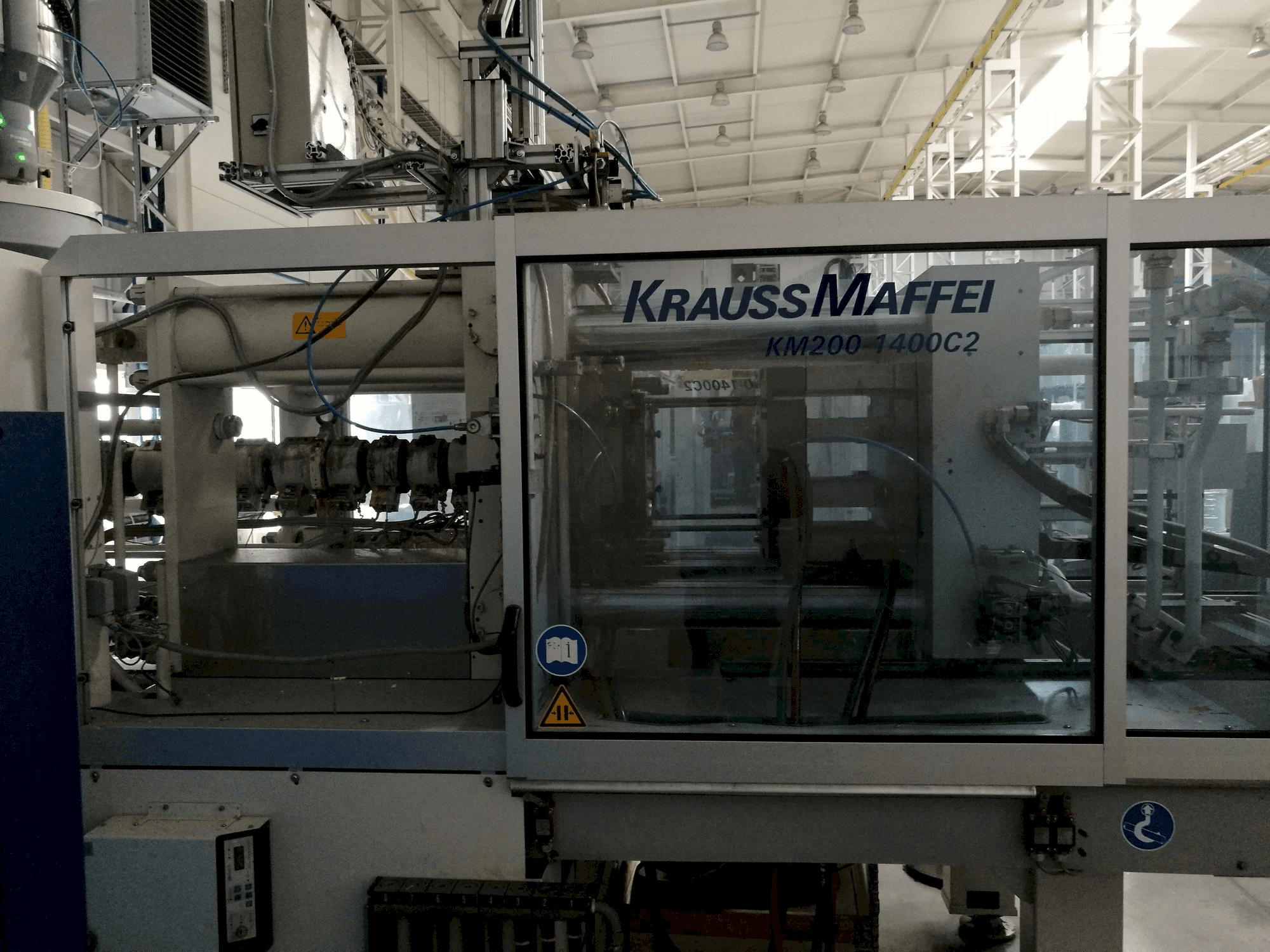 Krauss Maffei 200-1400 C2 Mašinos vaizdas iš priekio