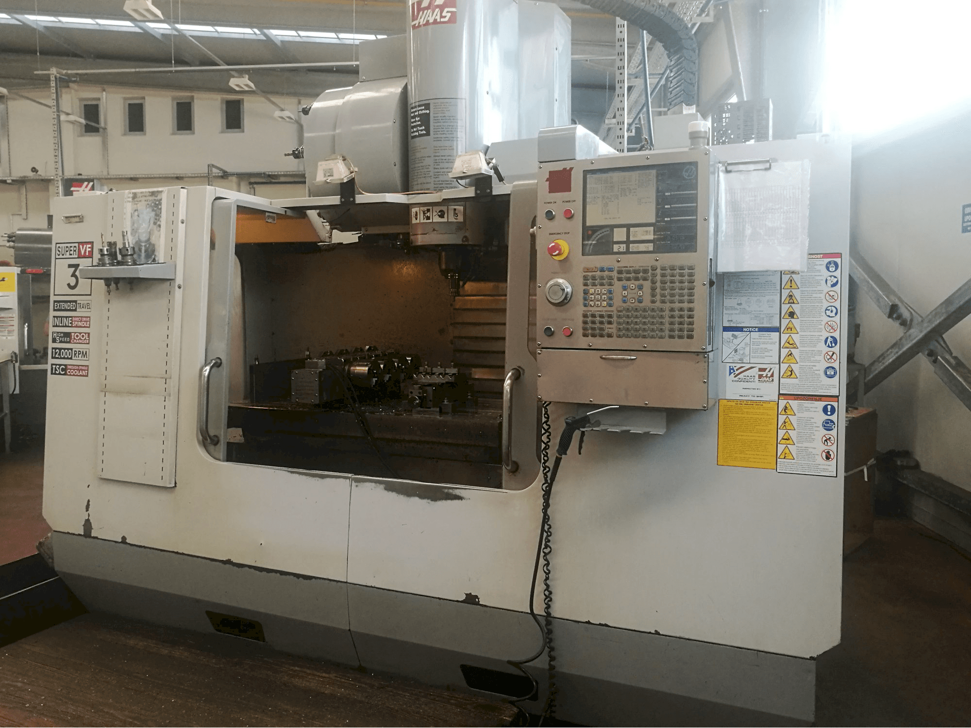 HAAS VF-3SSYTHE Mašinos vaizdas iš priekio