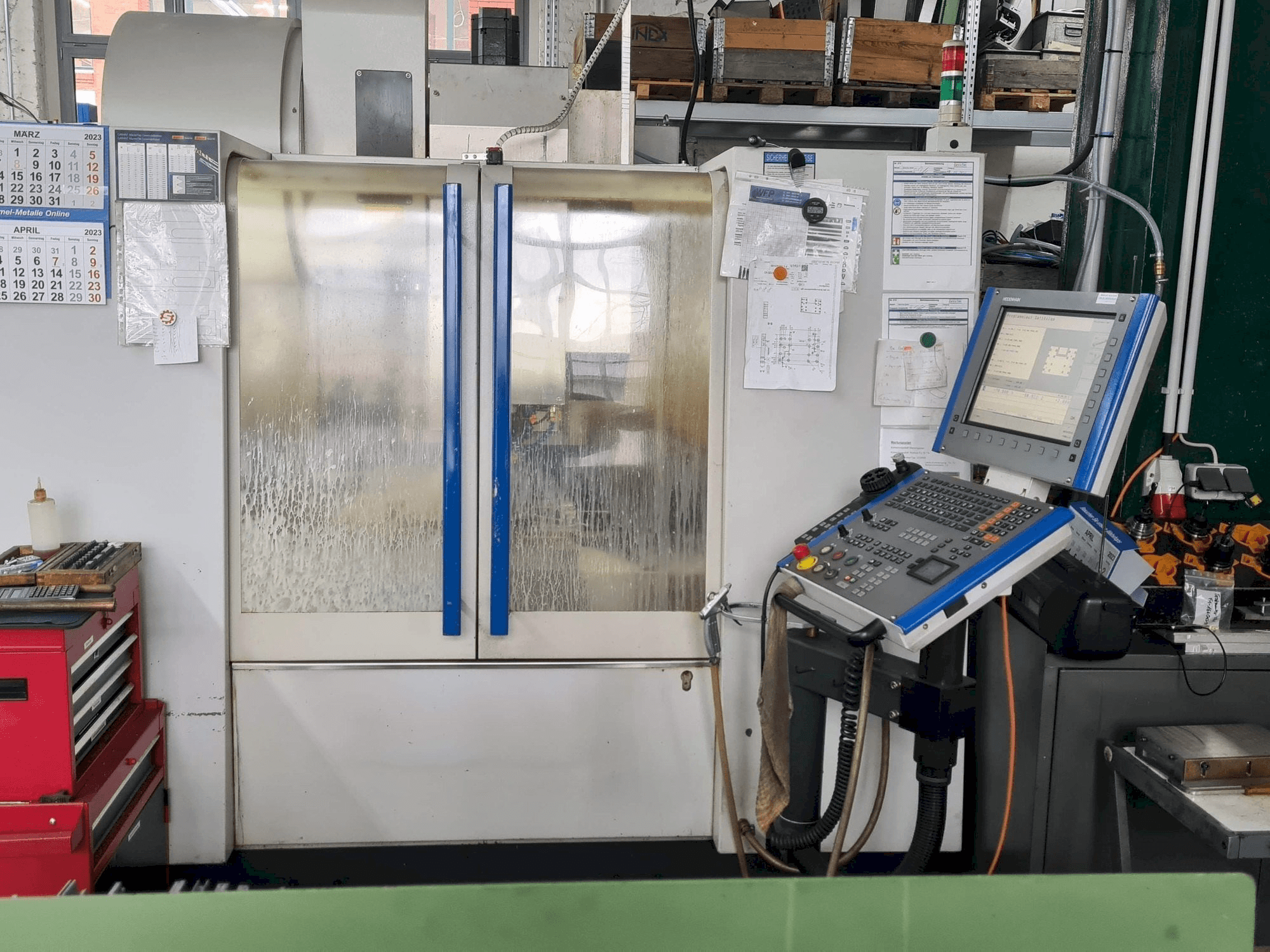 MIKRON VCE600 Pro Mašinos vaizdas iš priekio