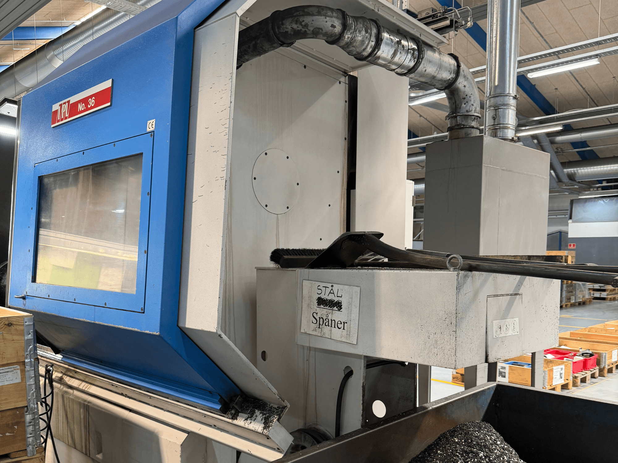 Horizontalios tekinimo staklės BOEHRINGER VDF 400 CM, šoninis vaizdas, kuriame matomas valdymo skydelis ir medžiagų surinkimo zona.