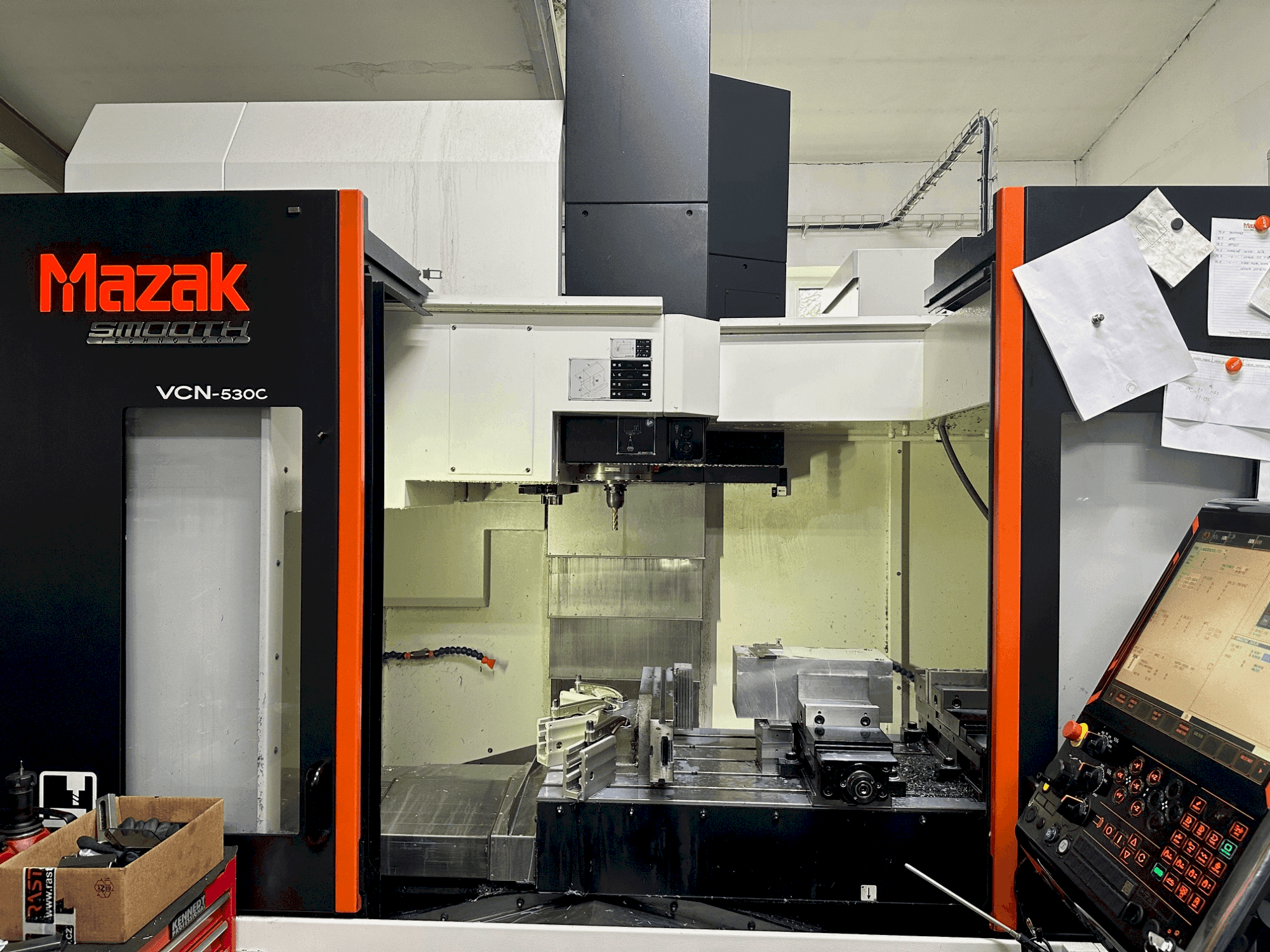 Mazak VCN-530C Mašinos vaizdas iš priekio