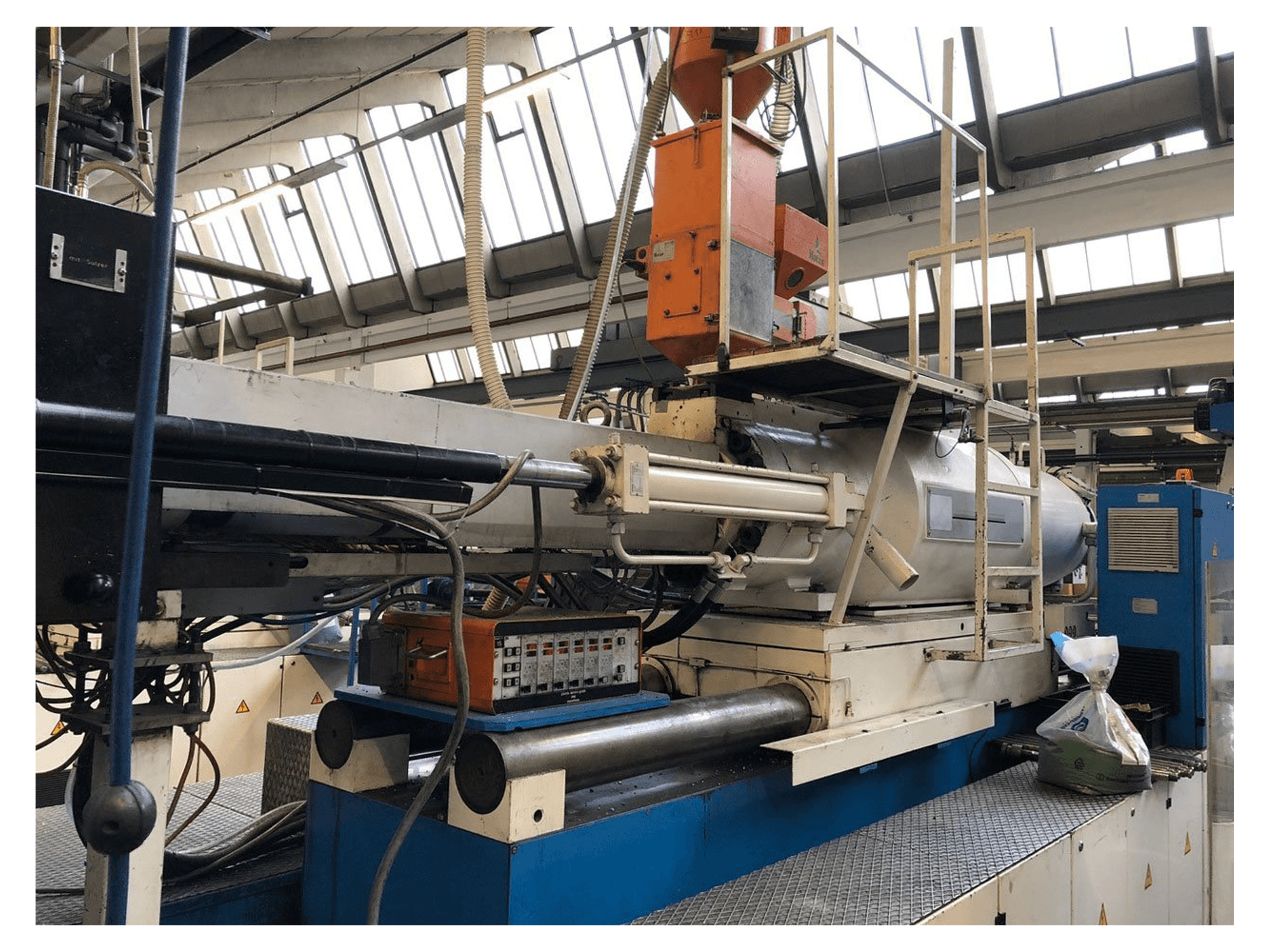 ENGEL ES 7000/800 Mašinos darbo patalpa