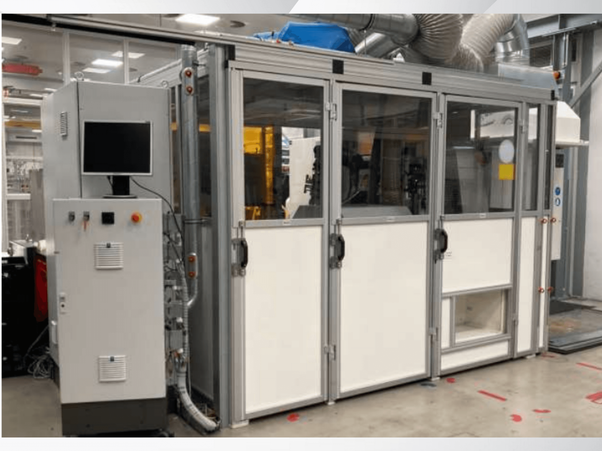 Pramoninė mašina su valdymo skydeliu, vaizdas iš priekio; stiklinės durys, ventiliacijos kanalai ir matomi laidai.