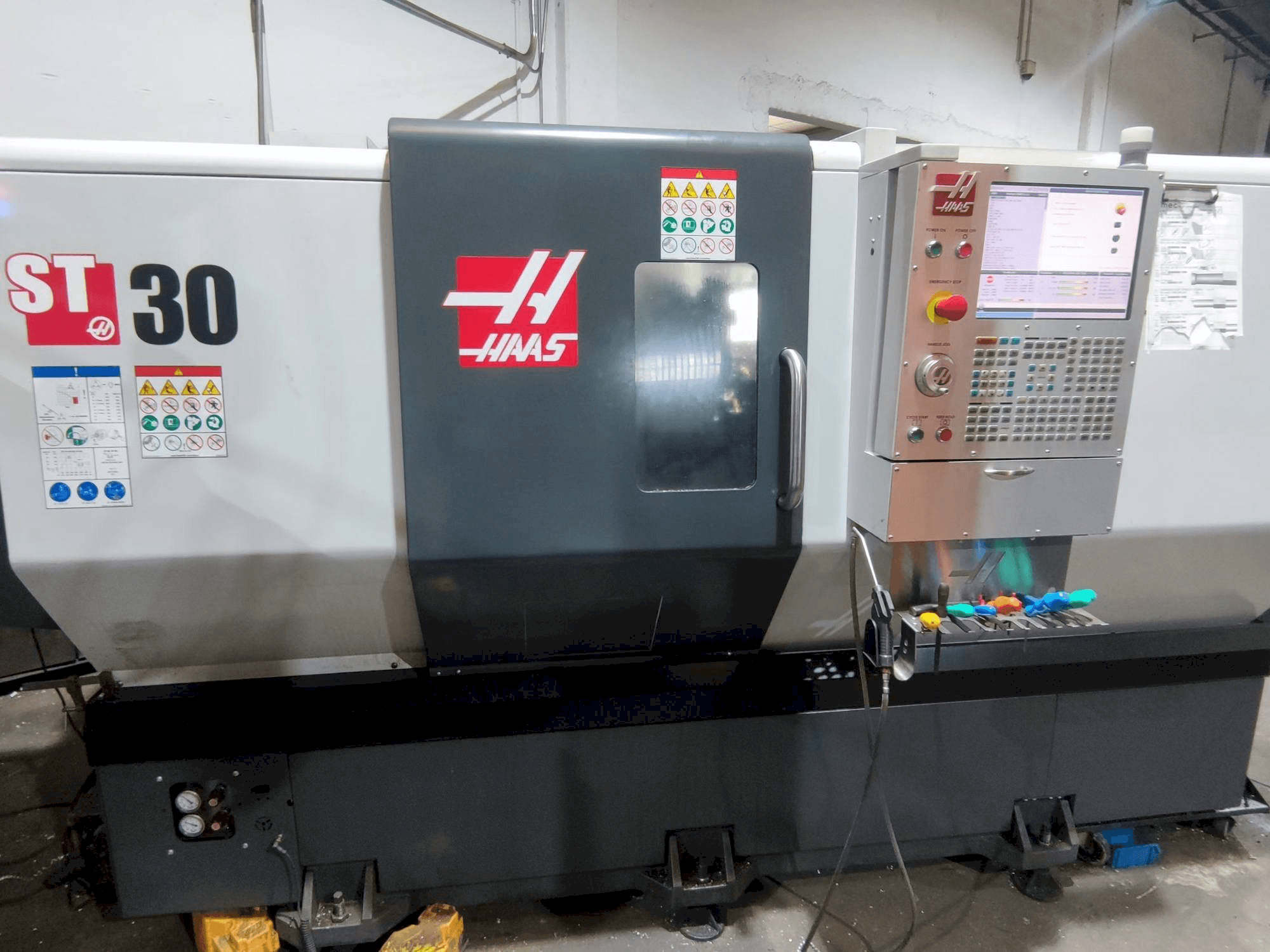 HAAS ST-30 Mašinos vaizdas iš priekio