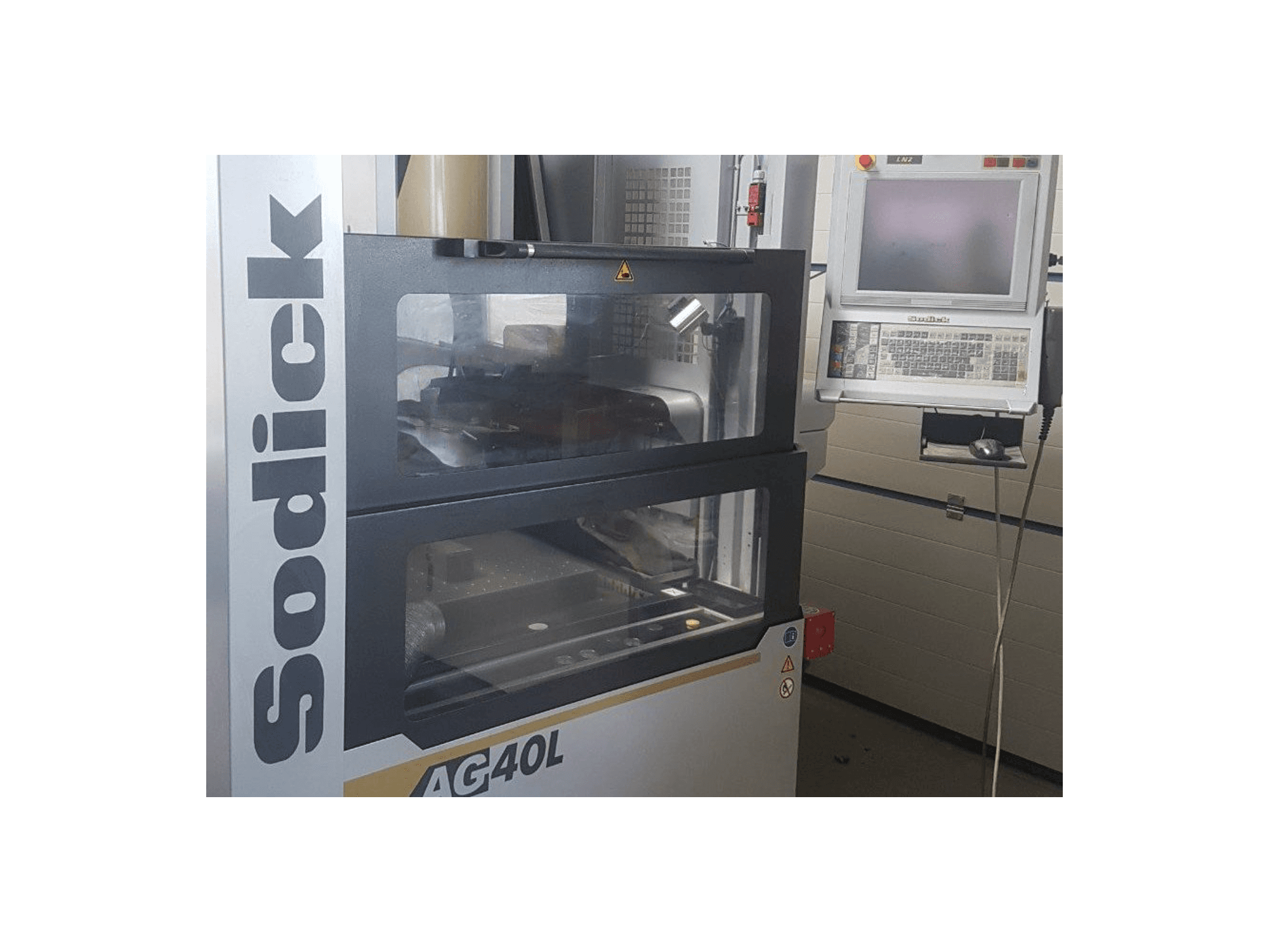 Sodick AG40L Mašinos vaizdas iš priekio