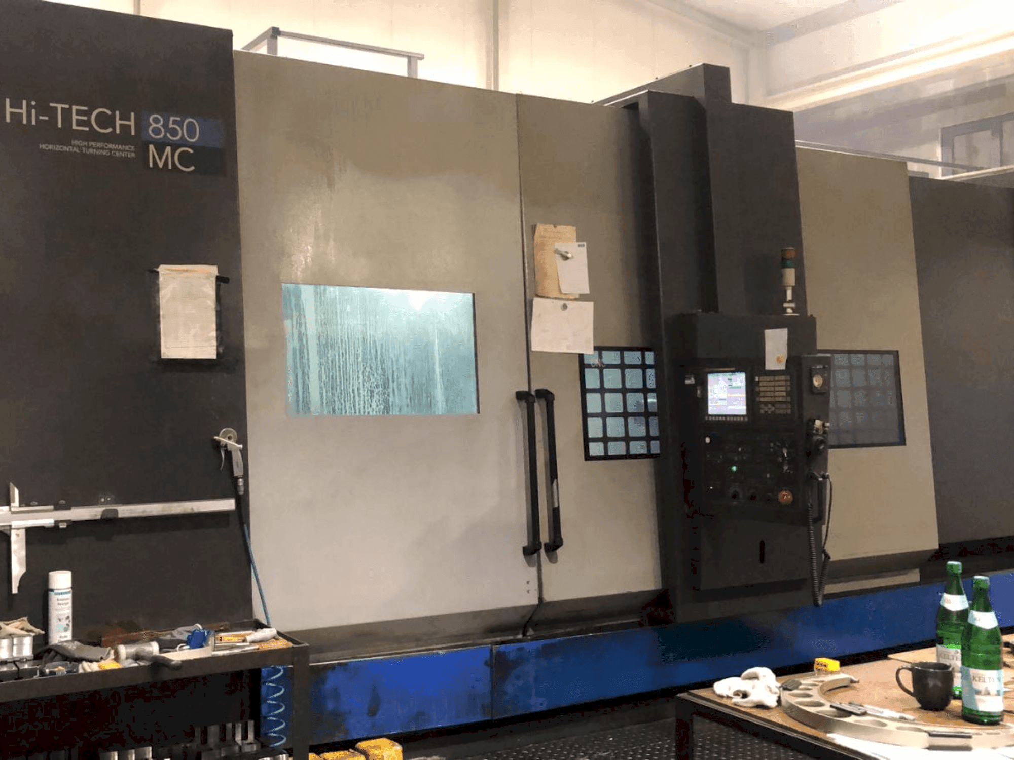 HWACHEON Hi-Tech 350 Mašinos vaizdas iš priekio