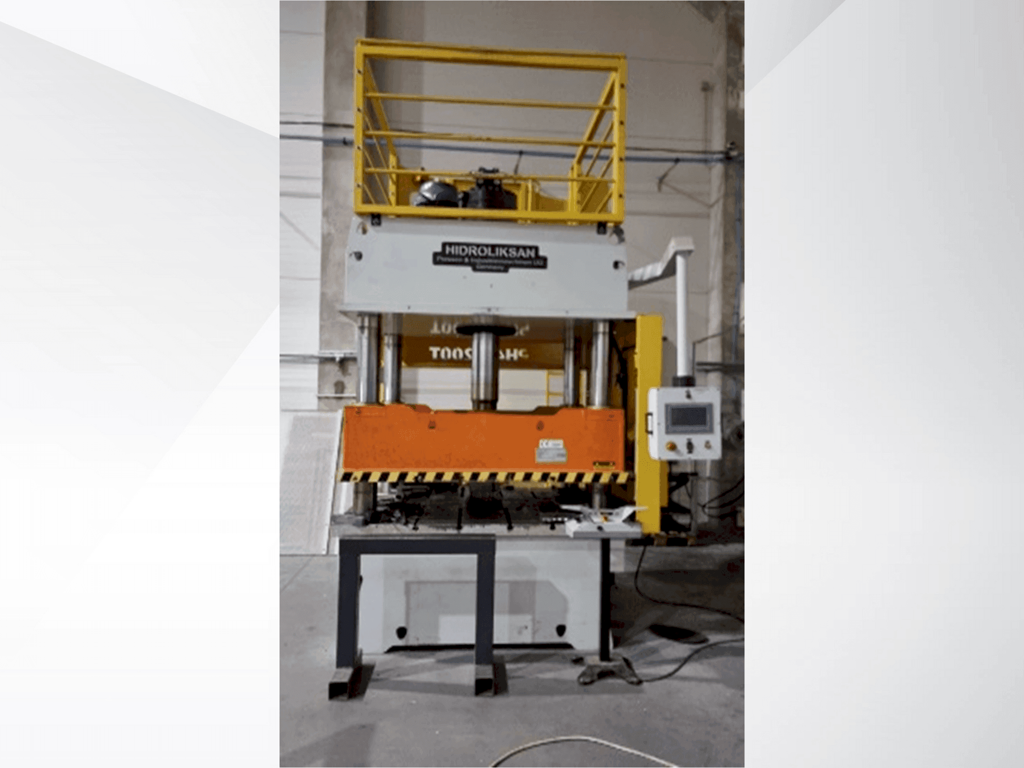 HIDROLIKSAN PH4C 200T Mašinos vaizdas iš priekio