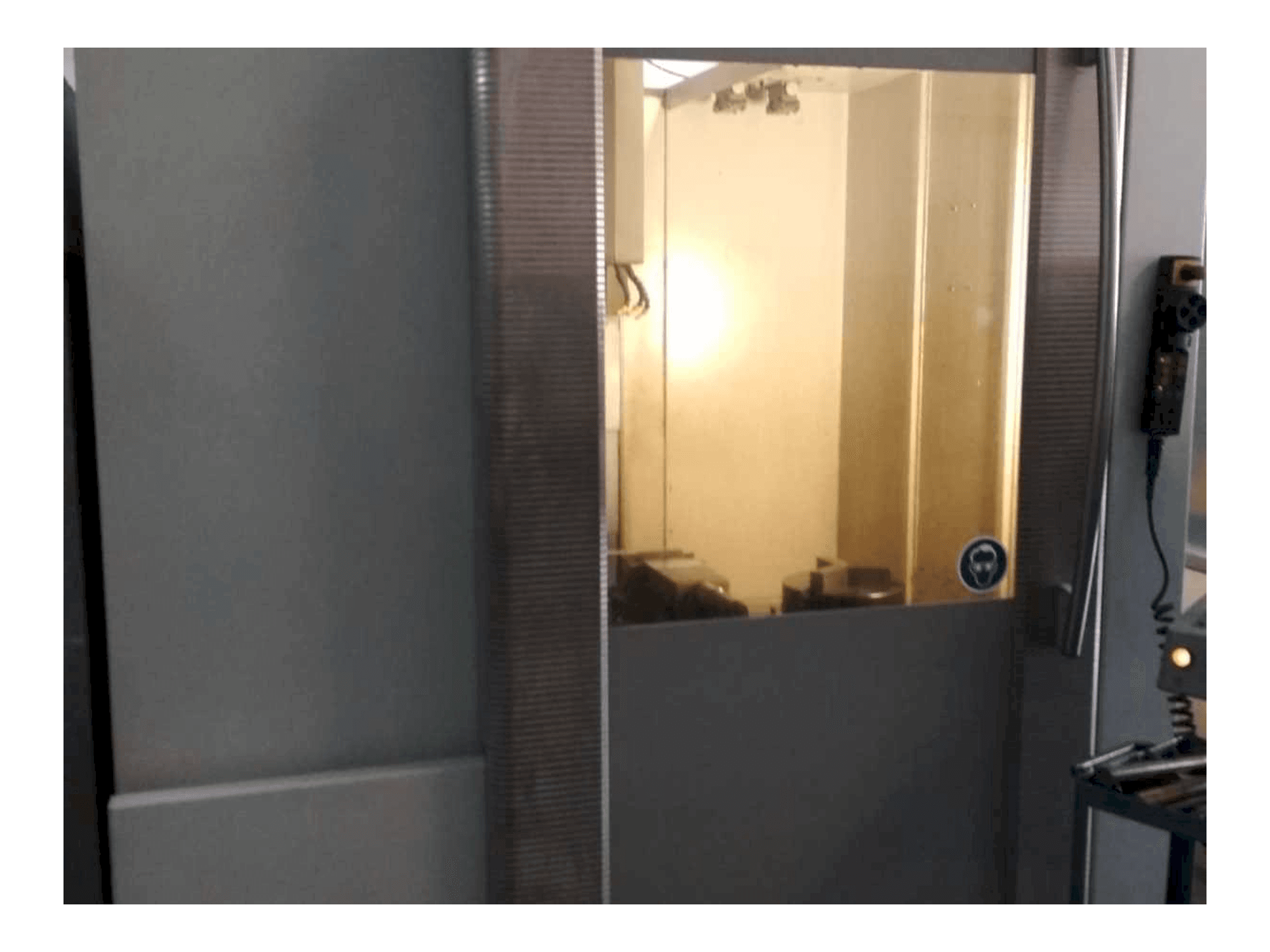 DECKEL MAHO DMC 63V Mašinos vaizdas iš priekio