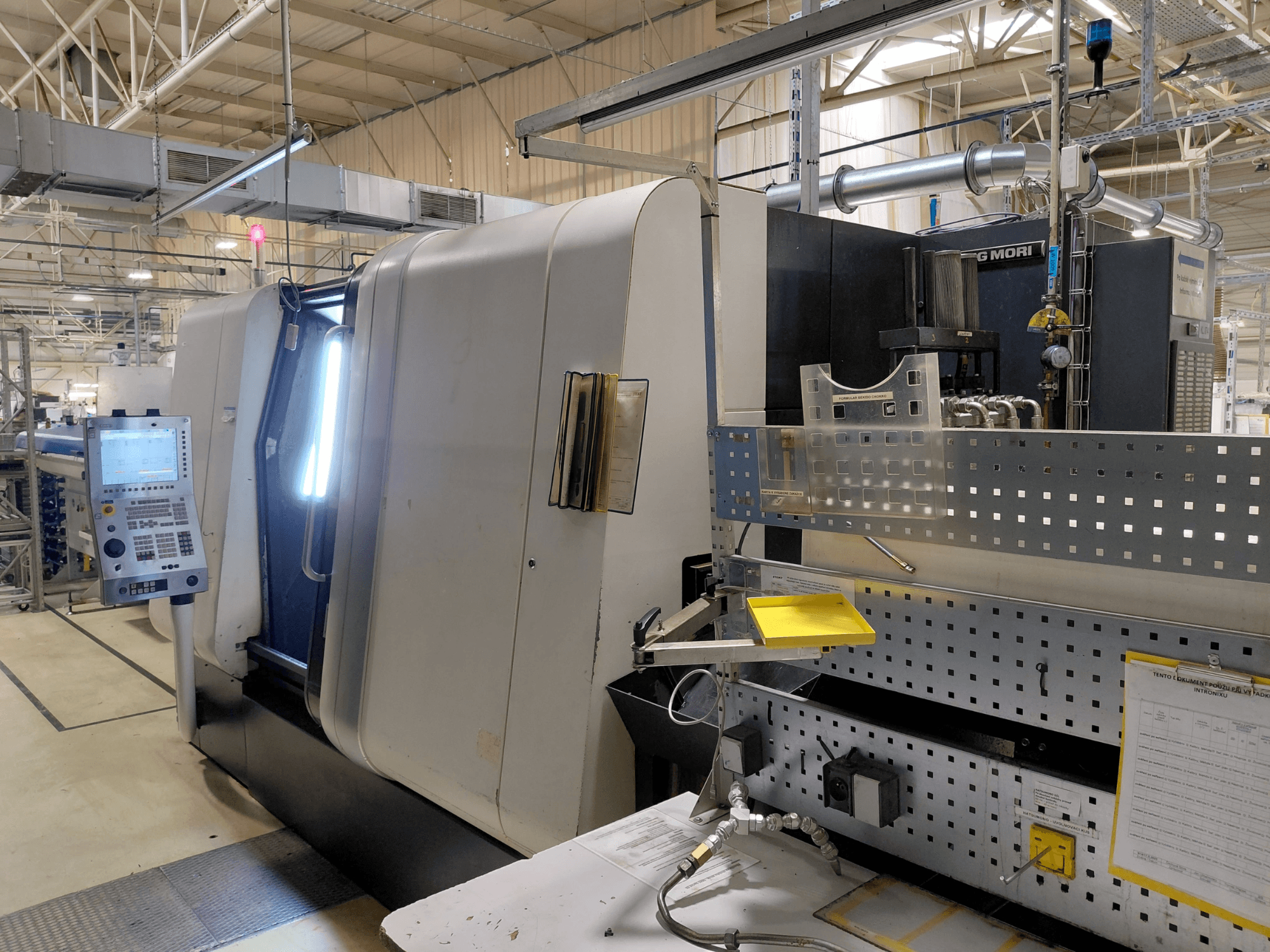 Daugiaverpės tekinimo staklės DMG MORI Sprint 65 linear, priekinis vaizdas, kuriame matyti valdymo skydelis ir staklių funkcijos.