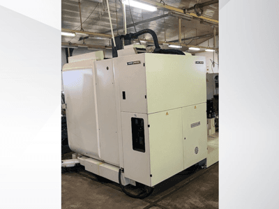 Baltos pramoninės CNC staklės dirbtuvėse, žiūrint iš priekio, su valdymo skydeliu ir ventiliacija.