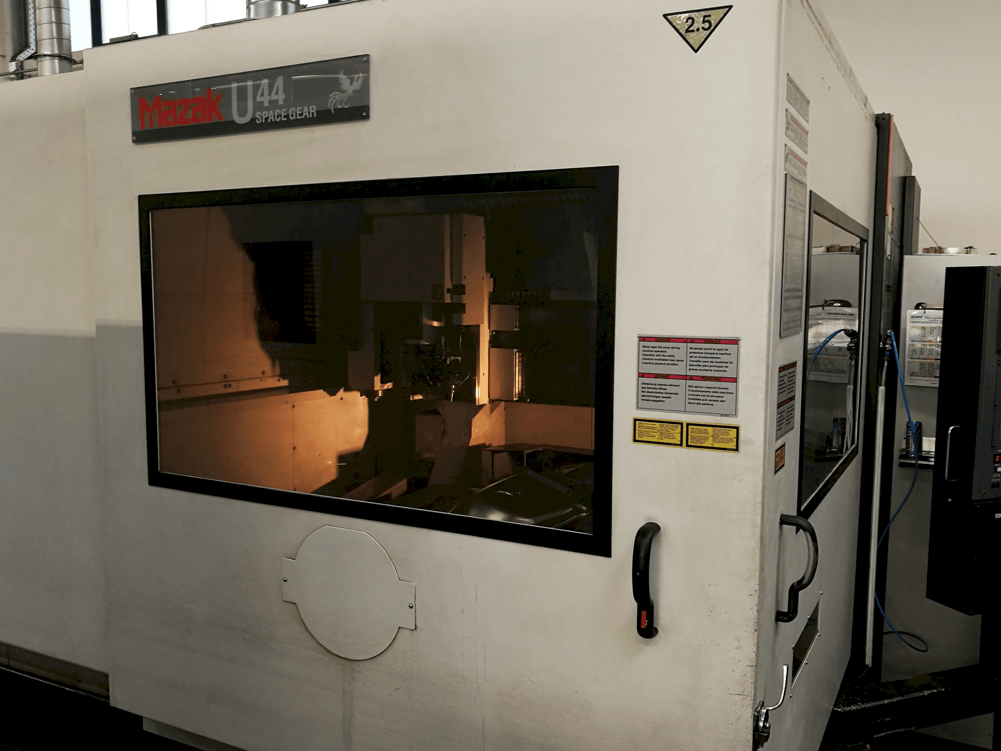 Mazak Space Gear-U44 Mašinos kairės pusės vaizdas