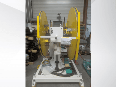 Geltonos spalvos diskinio pjūklo diskai, sumontuoti ant balto mašinos pagrindo, vaizdas iš priekio; XFT2543 modelis, matomi laidai ir sudedamosios dalys.