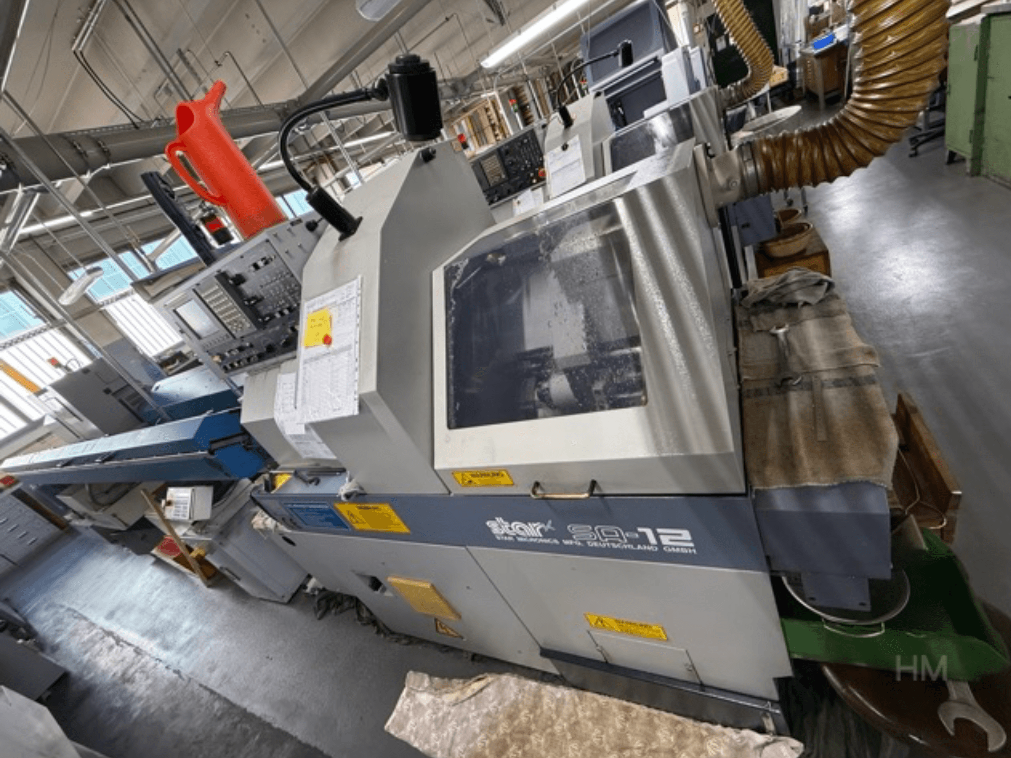 "Star SQ-12" apdirbimo centras, šoninis vaizdas, matomas valdymo skydelis, aušinimo skysčio talpykla ir dulkių ištraukimo žarna.