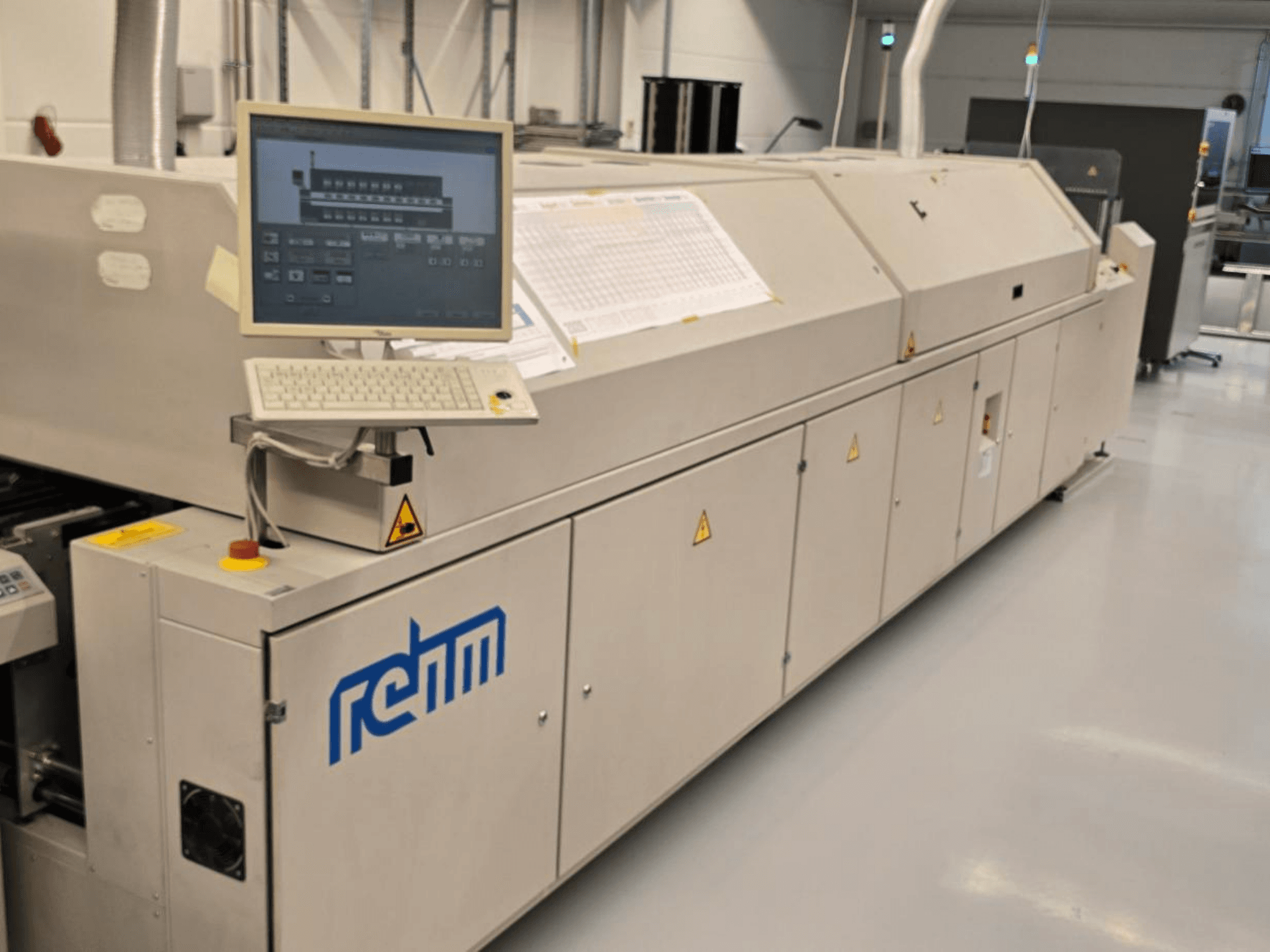 „REHM VXS nitro 2450“ automatizavimo įranga, vaizdas iš priekio; komplektą sudaro monitorius, klaviatūra ir valdymo pultas.