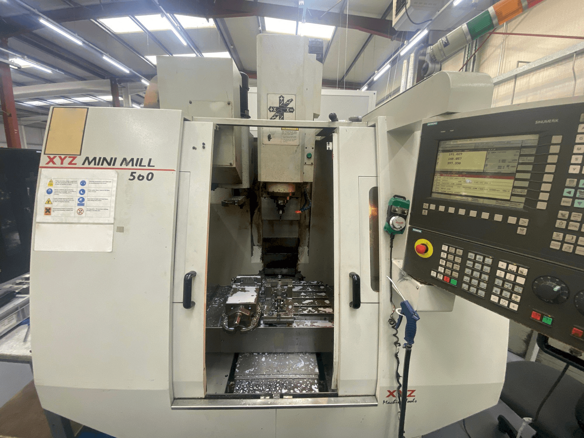 XYZ Mini Mill 560 Mašinos vaizdas iš priekio