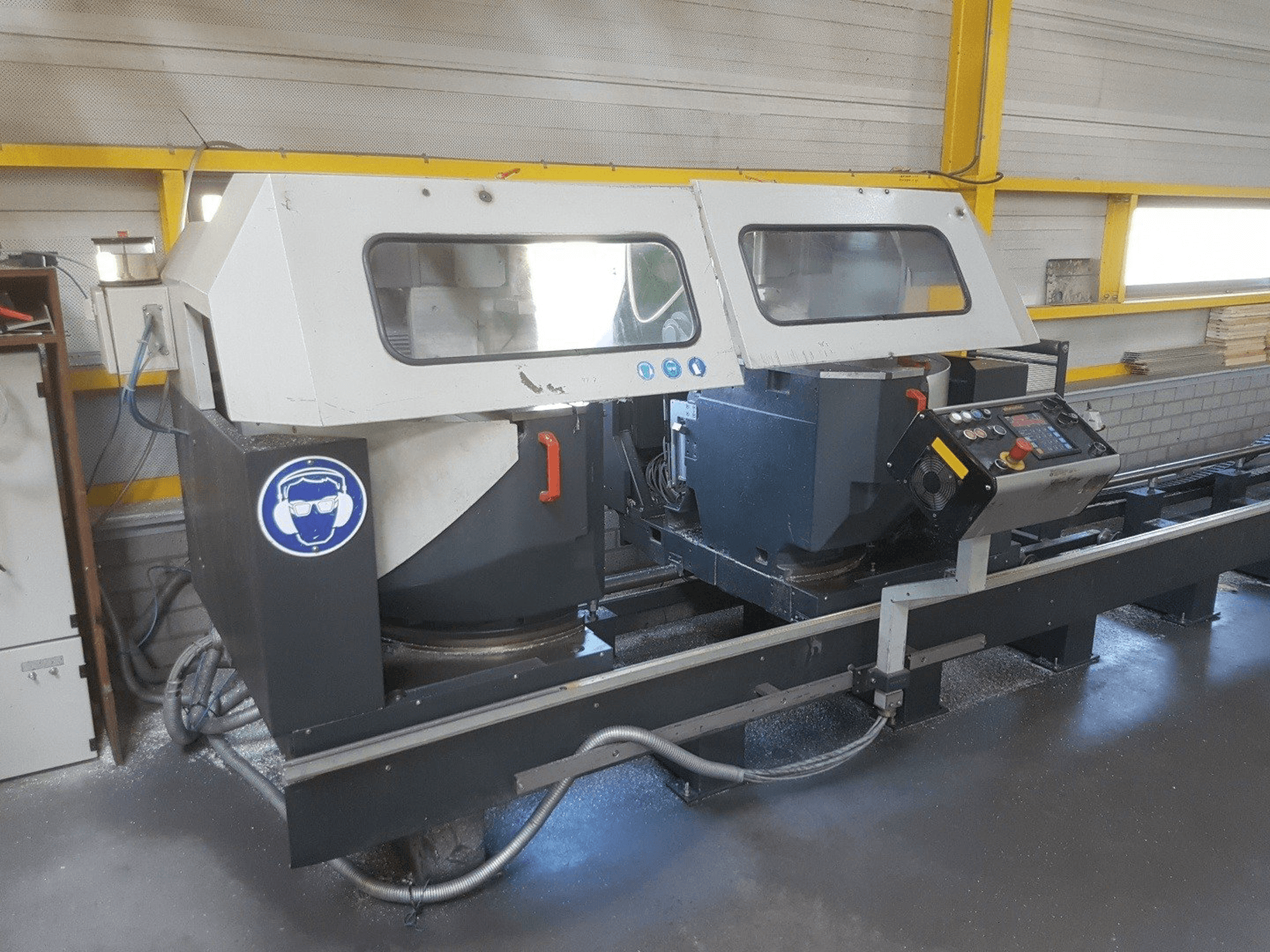 Elumatec DG 244 Mašinos vaizdas iš priekio