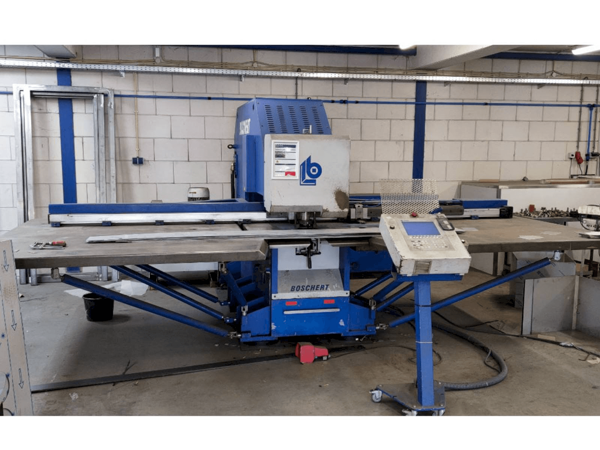 Boschert EL 1000 CNC Z Mašinos vaizdas iš priekio